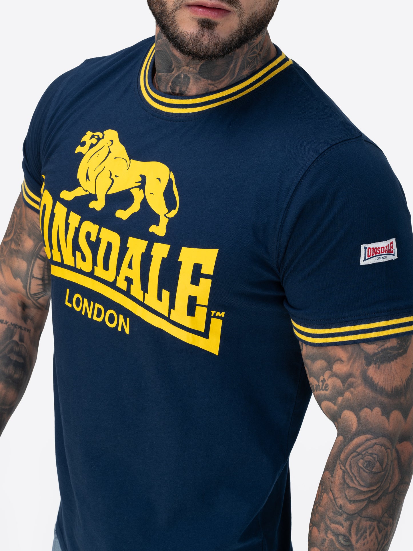 Lonsdale T-Shirt mit kontrastfarbenem Logo-Print auf der Vorderseite, gestreiften Bündchen am Kragen und den Ärmeln sowie aufgenähtem Logo-Label auf dem linken Ärmel