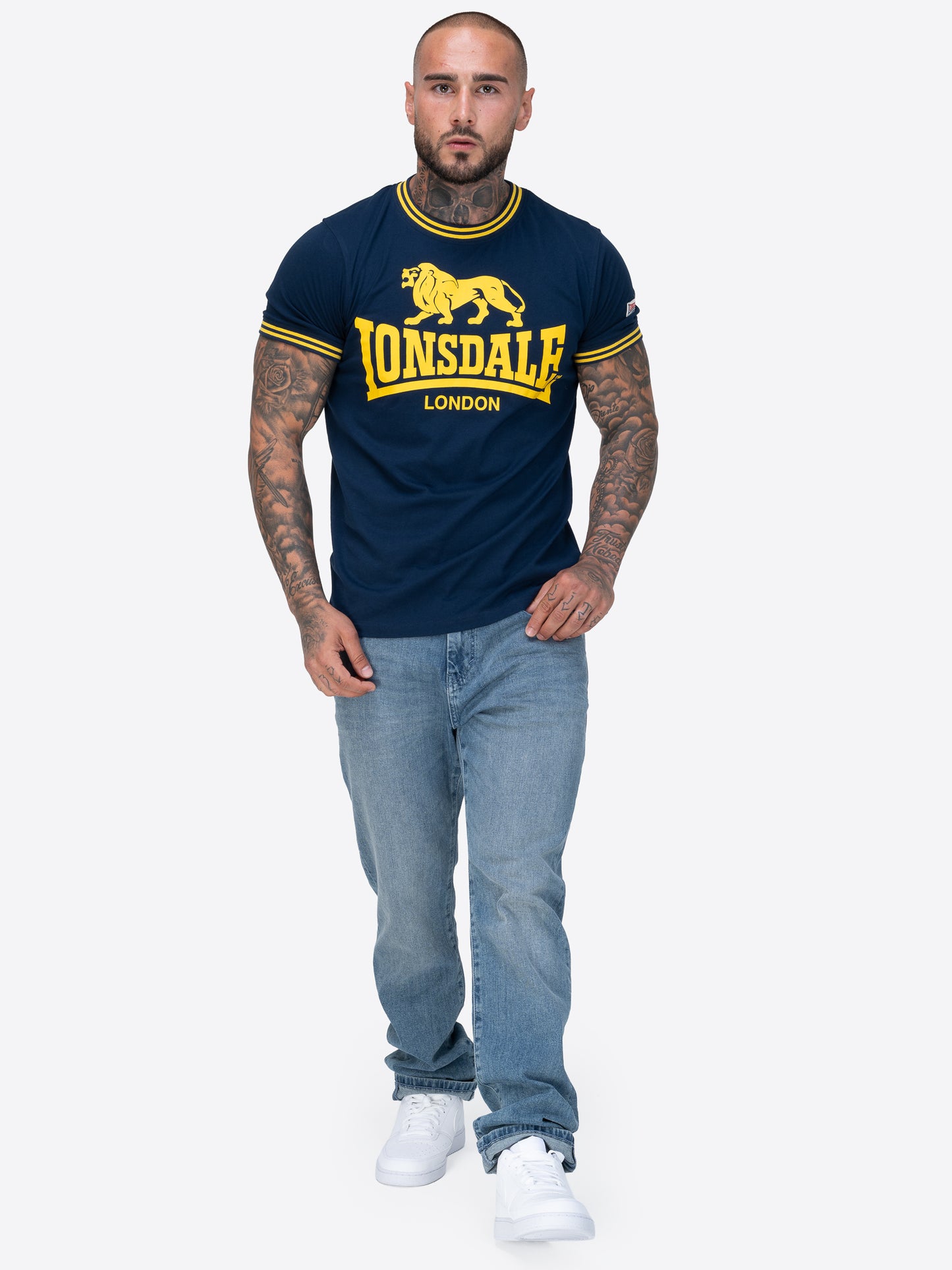 Lonsdale T-Shirt mit kontrastfarbenem Logo-Print auf der Vorderseite, gestreiften Bündchen am Kragen und den Ärmeln sowie aufgenähtem Logo-Label auf dem linken Ärmel