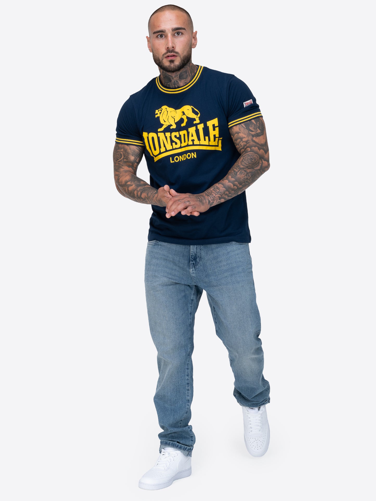 Lonsdale T-Shirt mit kontrastfarbenem Logo-Print auf der Vorderseite, gestreiften Bündchen am Kragen und den Ärmeln sowie aufgenähtem Logo-Label auf dem linken Ärmel