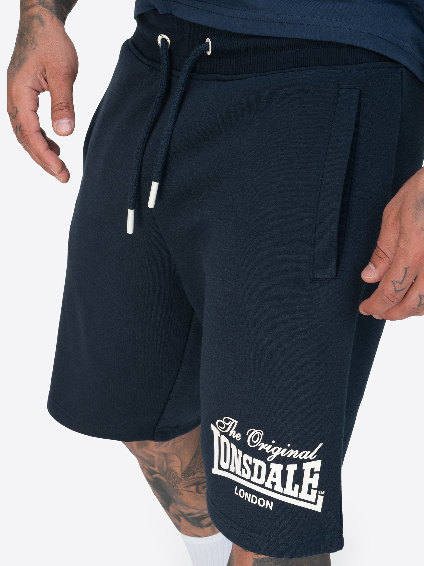 Lonsdale Shorts in Dark Navy mit Beinprint und drei Taschen.
