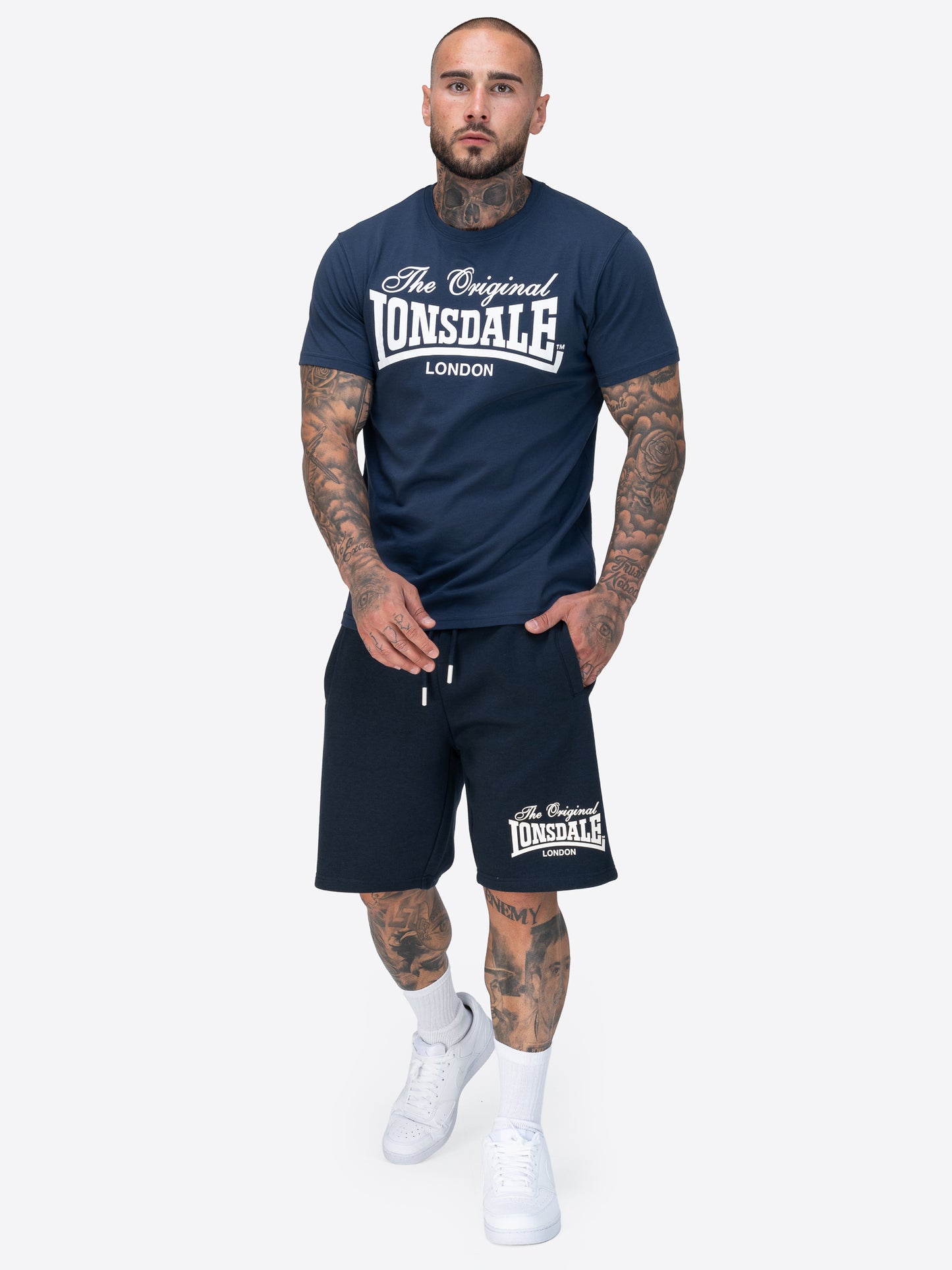 Lonsdale Shorts in Dark Navy mit Beinprint und drei Taschen.