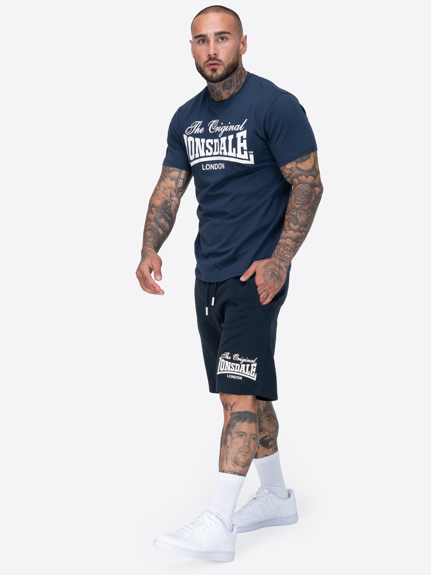 Lonsdale Shorts in Dark Navy mit Beinprint und drei Taschen.