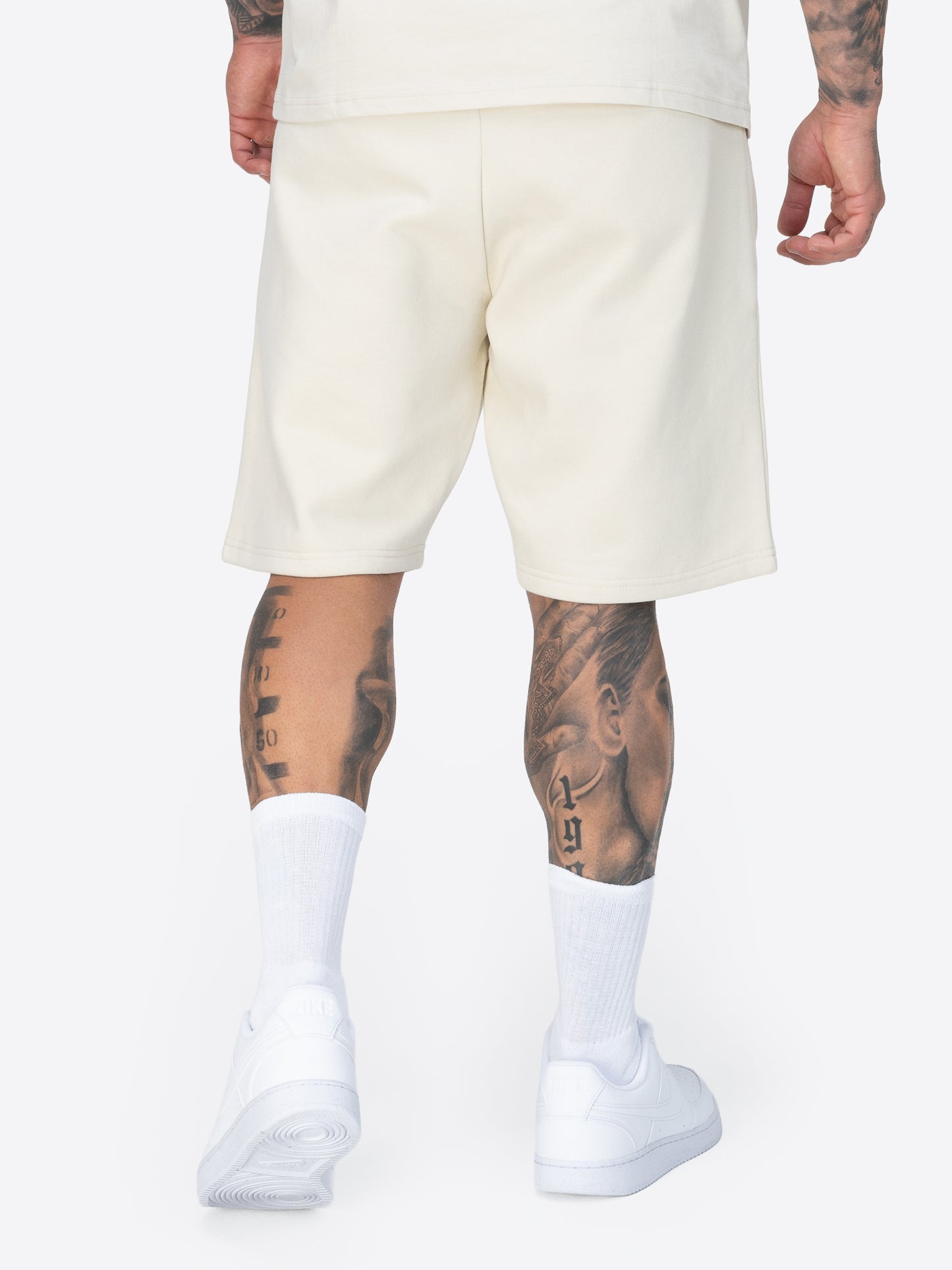 Lonsdale Shorts in Beige mit Beinprint und drei Taschen.