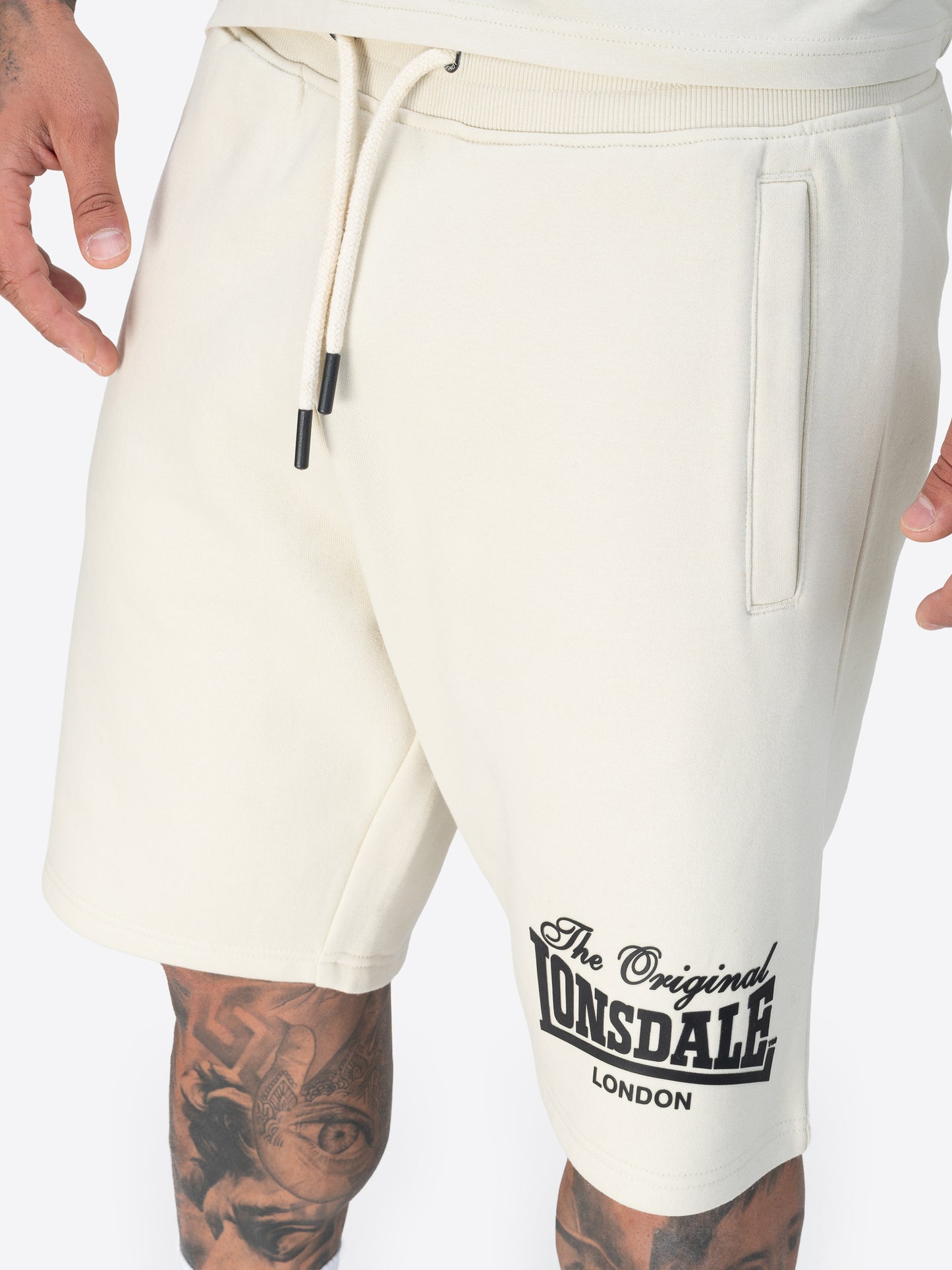 Lonsdale Shorts in Beige mit Beinprint und drei Taschen.