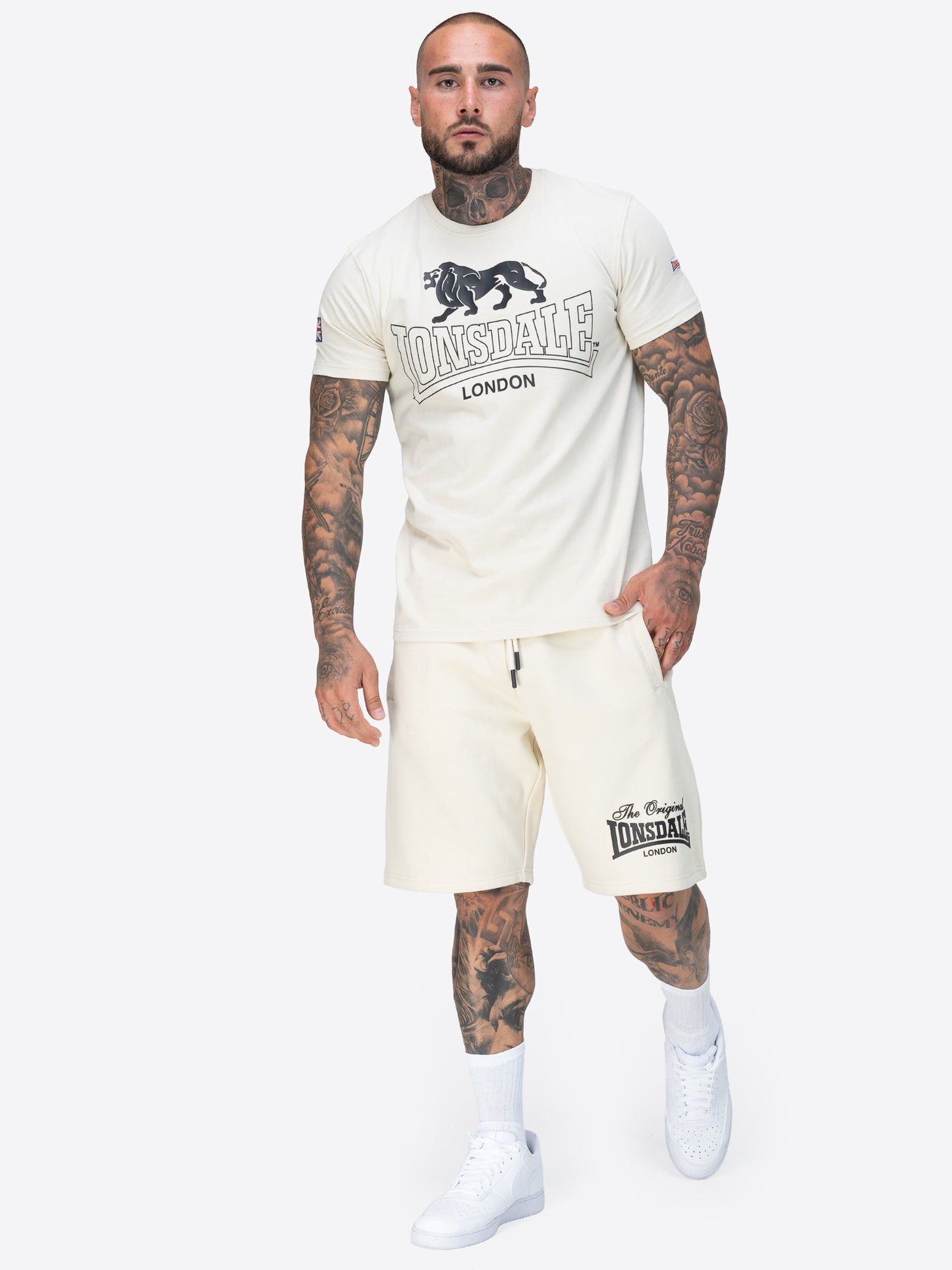 Lonsdale Shorts in Beige mit Beinprint und drei Taschen.