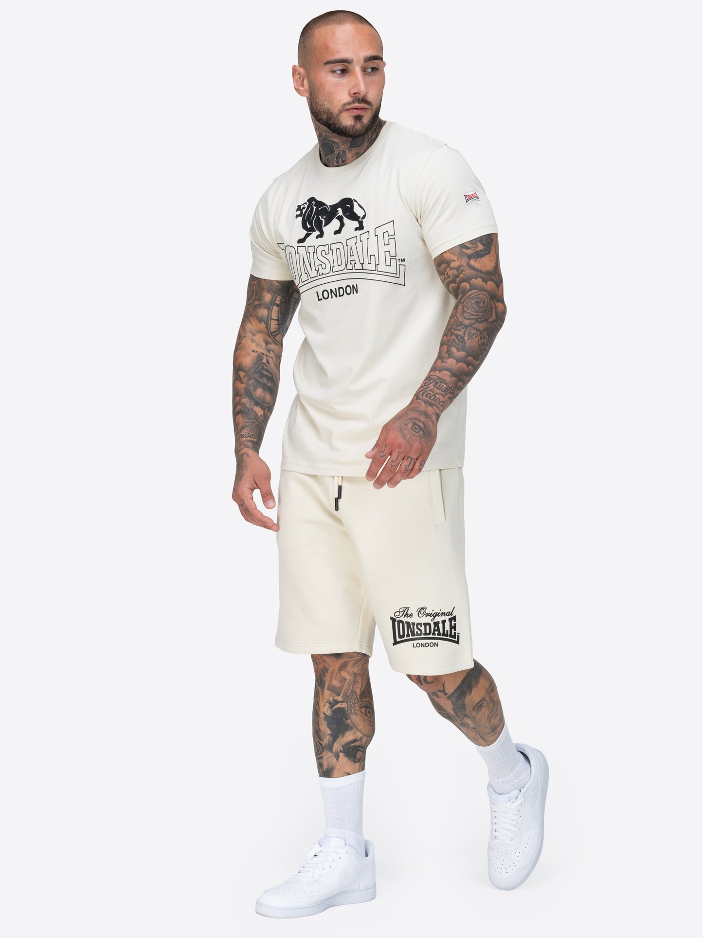Lonsdale Shorts in Beige mit Beinprint und drei Taschen.