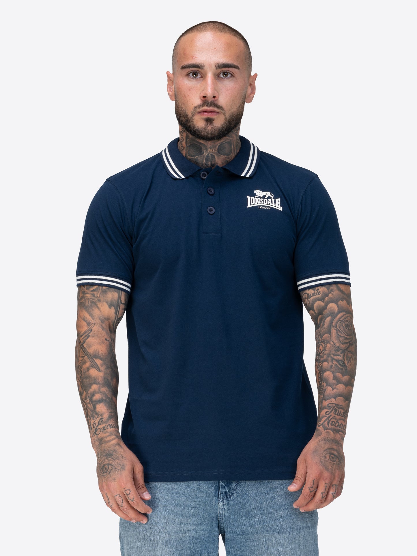 Lonsdale Poloshirt mit 3D-Gummi-Logo auf der linken Brust und gestreiften Bündchen an Ärmeln und Kragen
