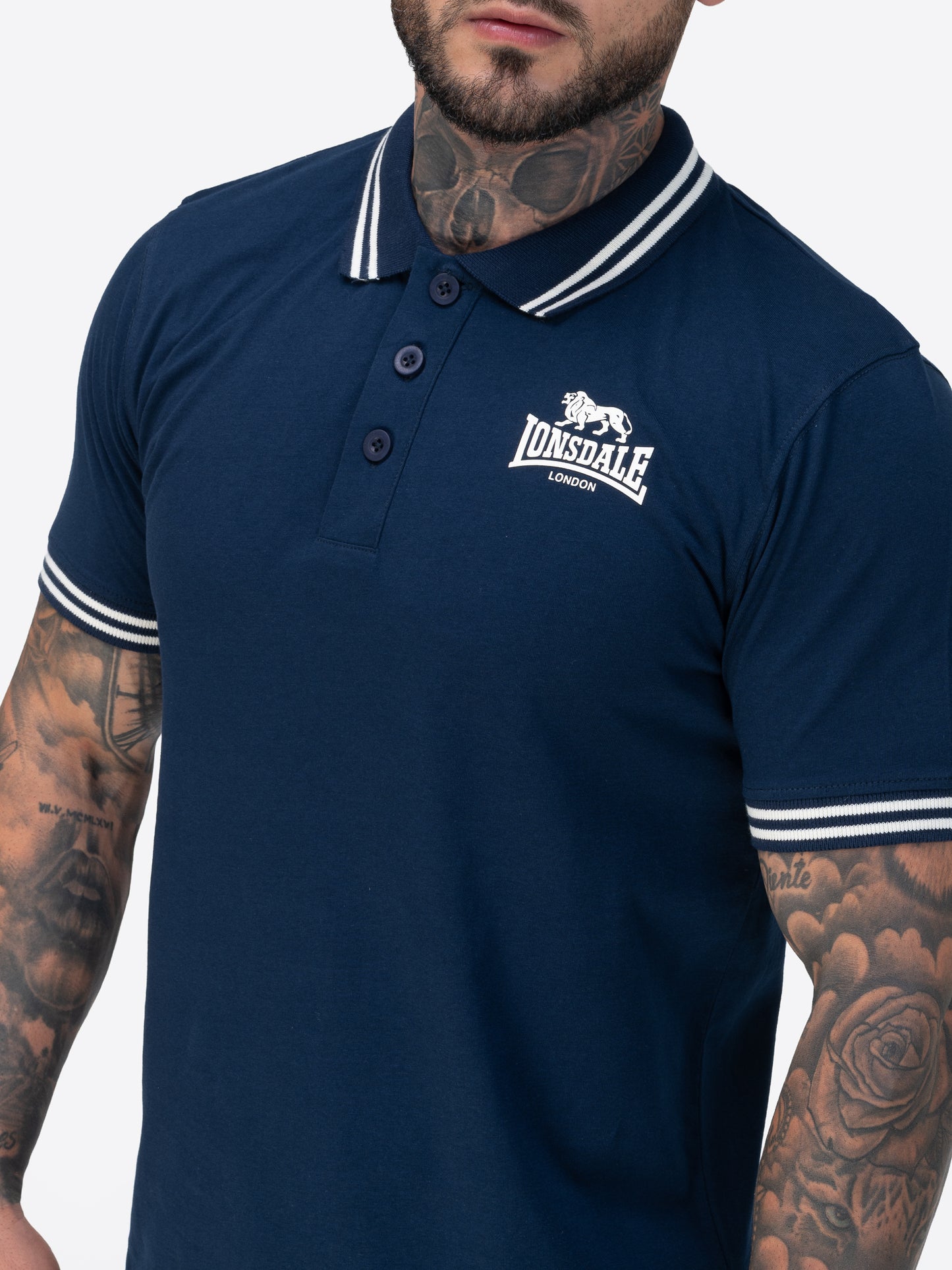 Lonsdale Poloshirt mit 3D-Gummi-Logo auf der linken Brust und gestreiften Bündchen an Ärmeln und Kragen