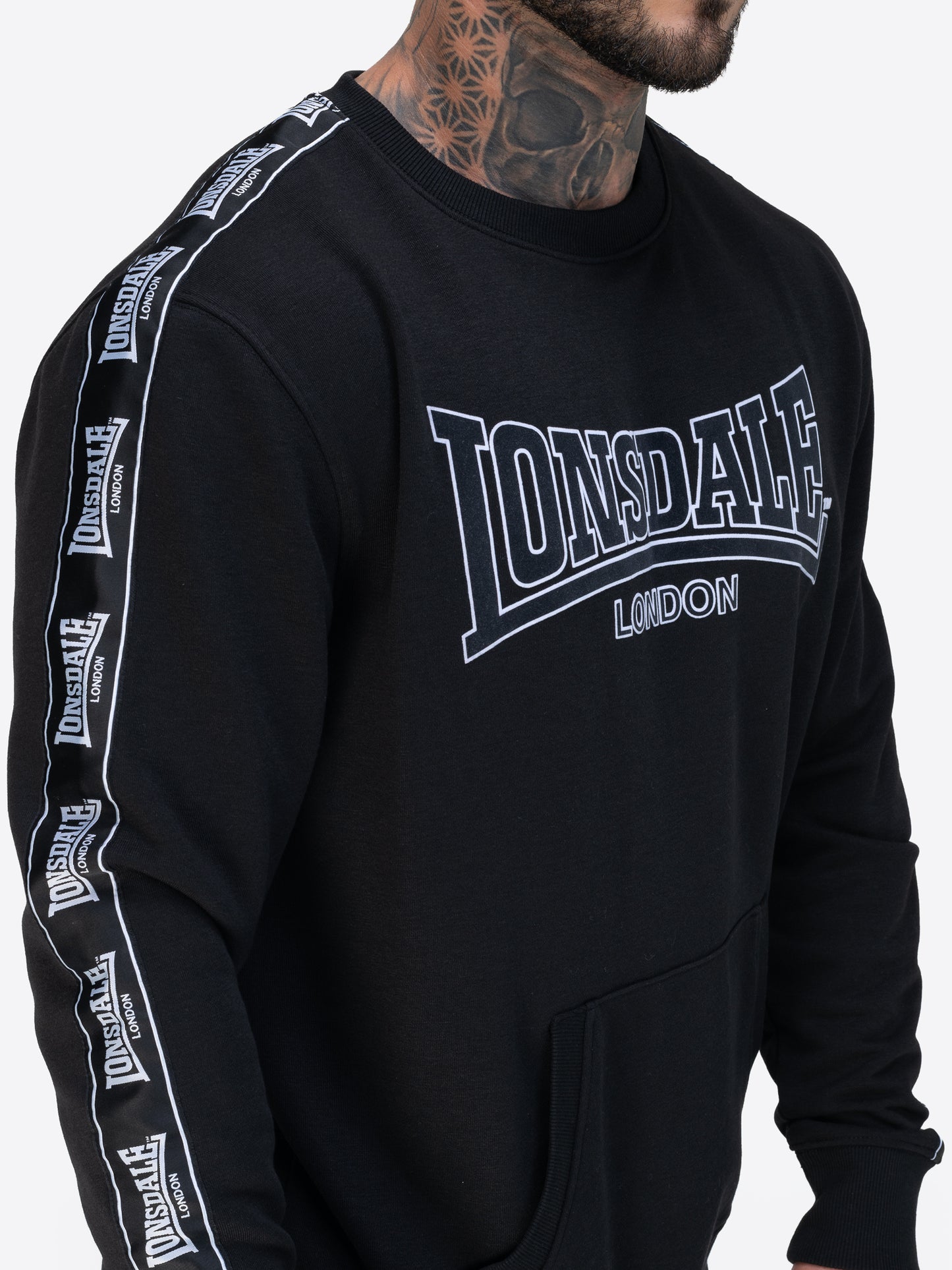 Lonsdale Sweatshirt mit Rundhals, Brust-Flockdruck, Schulter- und Ärmel- Webband, Union Jack-Label an der Seite