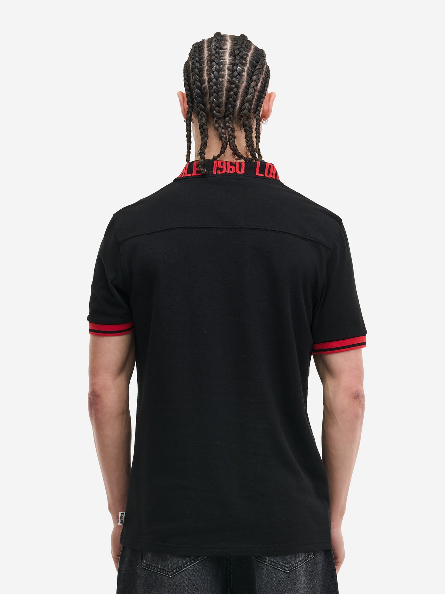 Schwarzes Lonsdale Herren Poloshirt in normaler Passform aus 100% Baumwoll-Piqué mit farblich abgesetzten Ärmelsäumen.