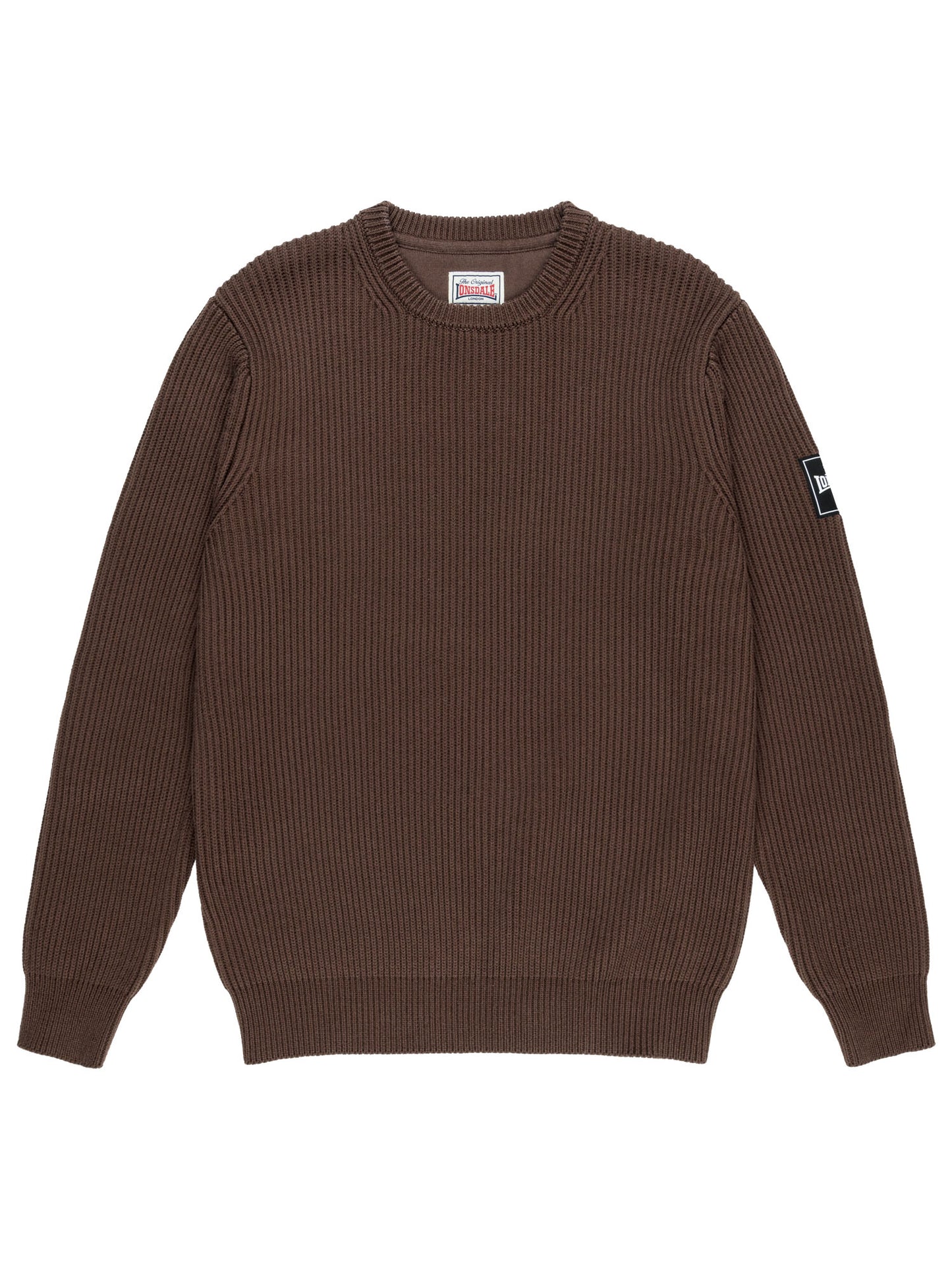 Brauner Herren-Strickpullover in Regular Fit mit Rundhalsausschnitt und 3D-Gummidruck-Patch am linken Ärmel.
