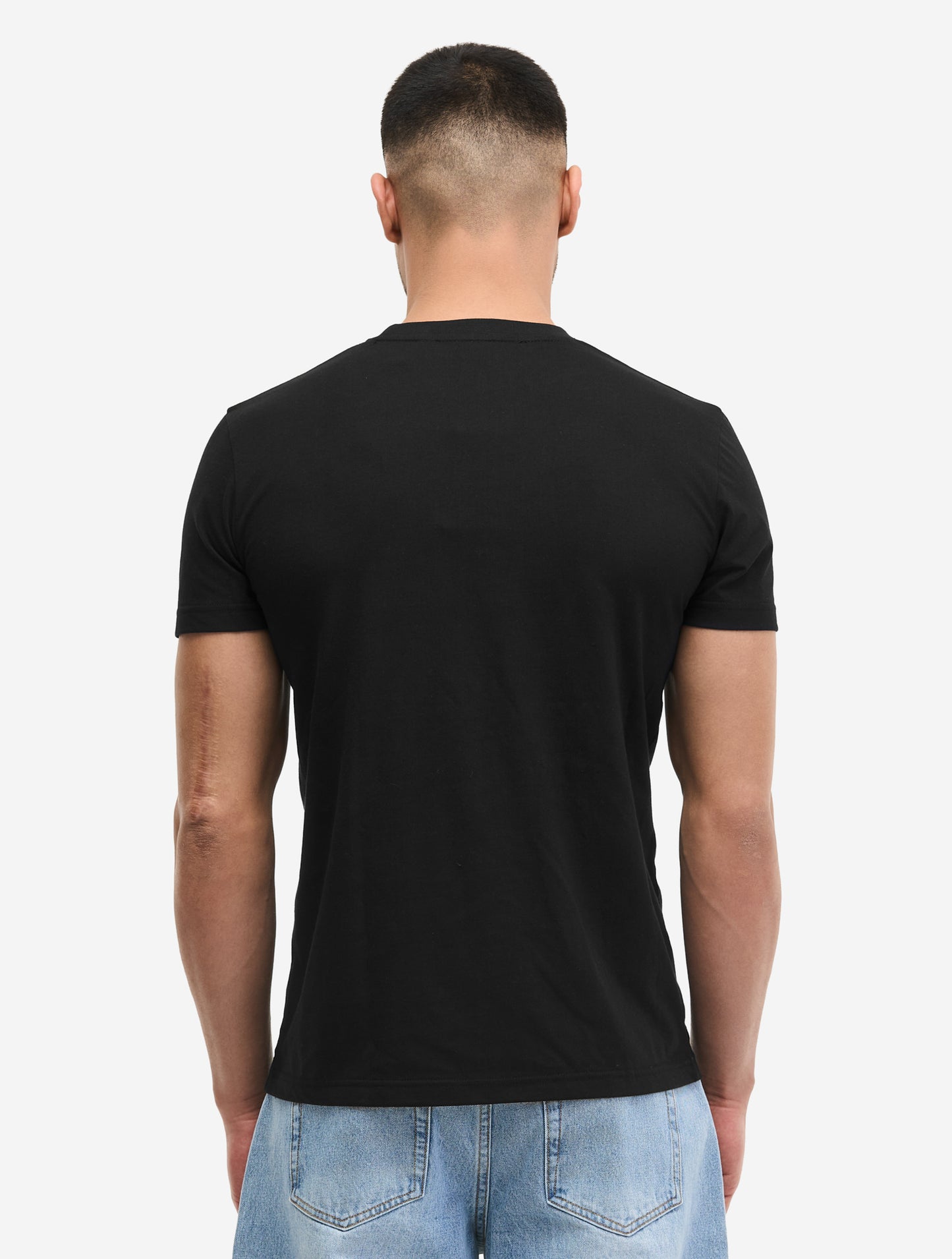 Rückseite des schwarzen Lonsdale T-Shirts (Modell Wormley), gerader Schnitt aus hochwertigem Jersey-Stoff für optimalen Tragekomfort.
