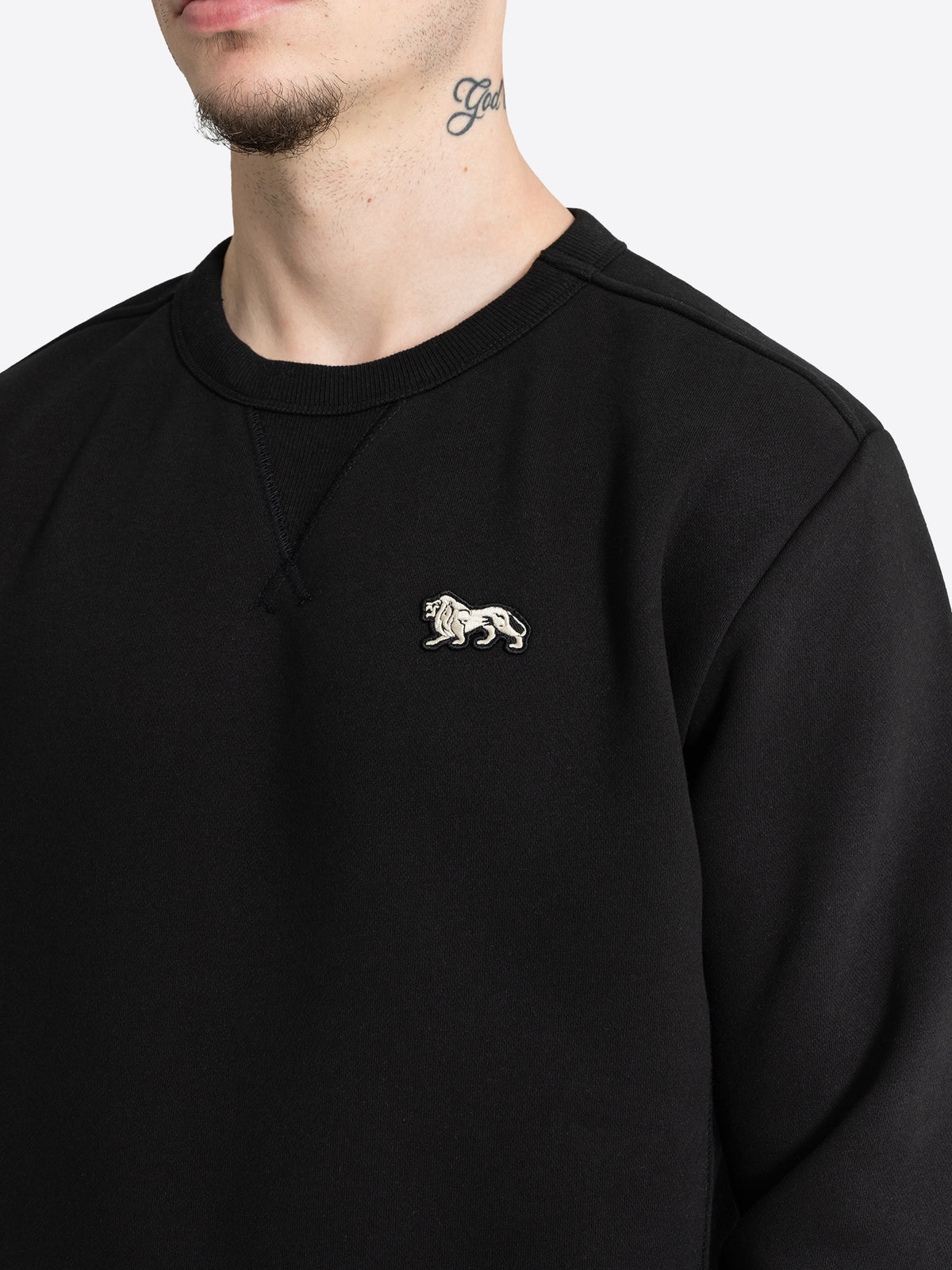 Lonsdale Herren Sweatshirt in Schwarz mit Rundhalsausschnitt und kleinem Löwen-Badge.