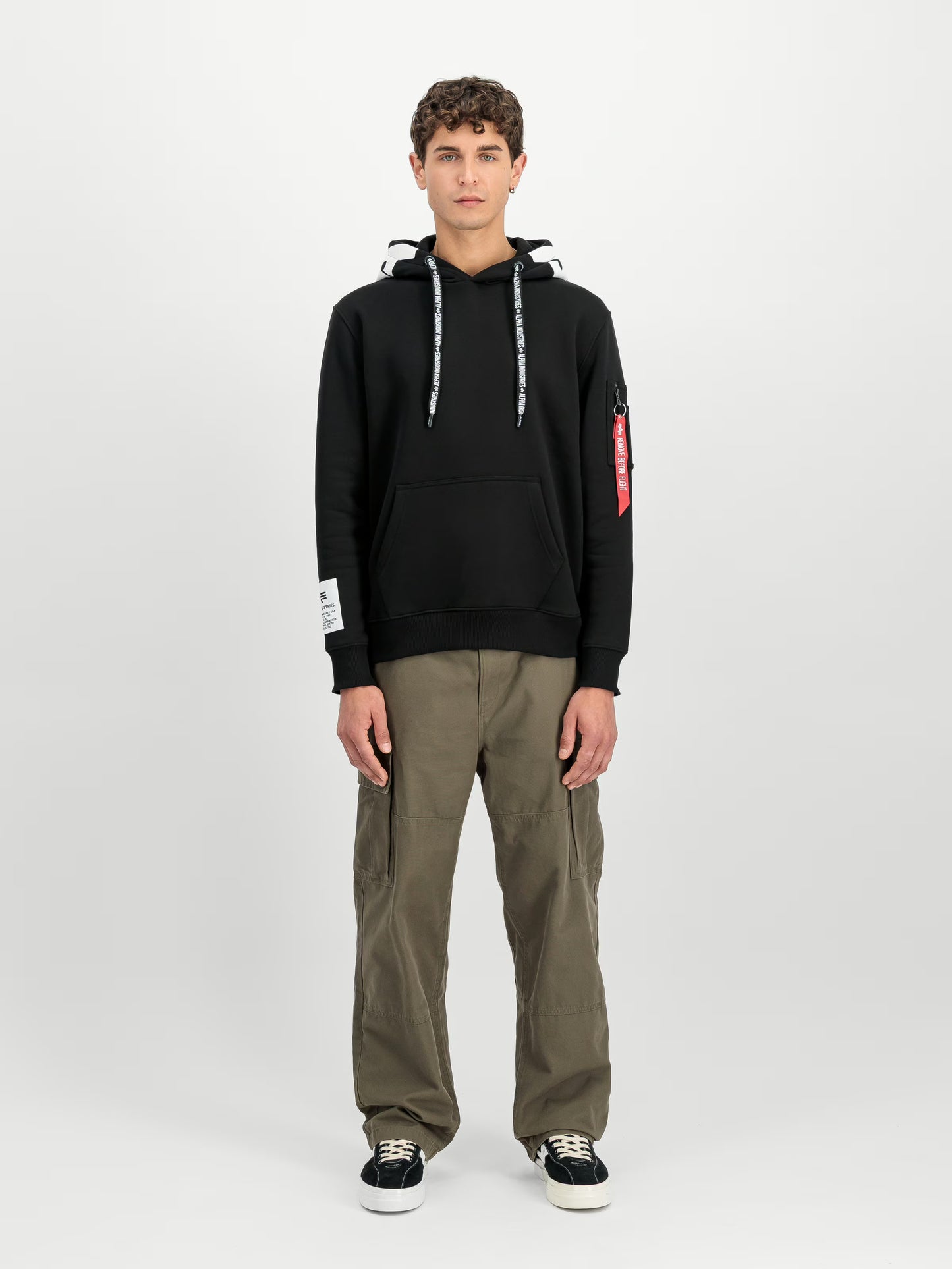 Detailansicht Utility Pocket mit RBF Tag am Ärmel – Alpha Hoodie