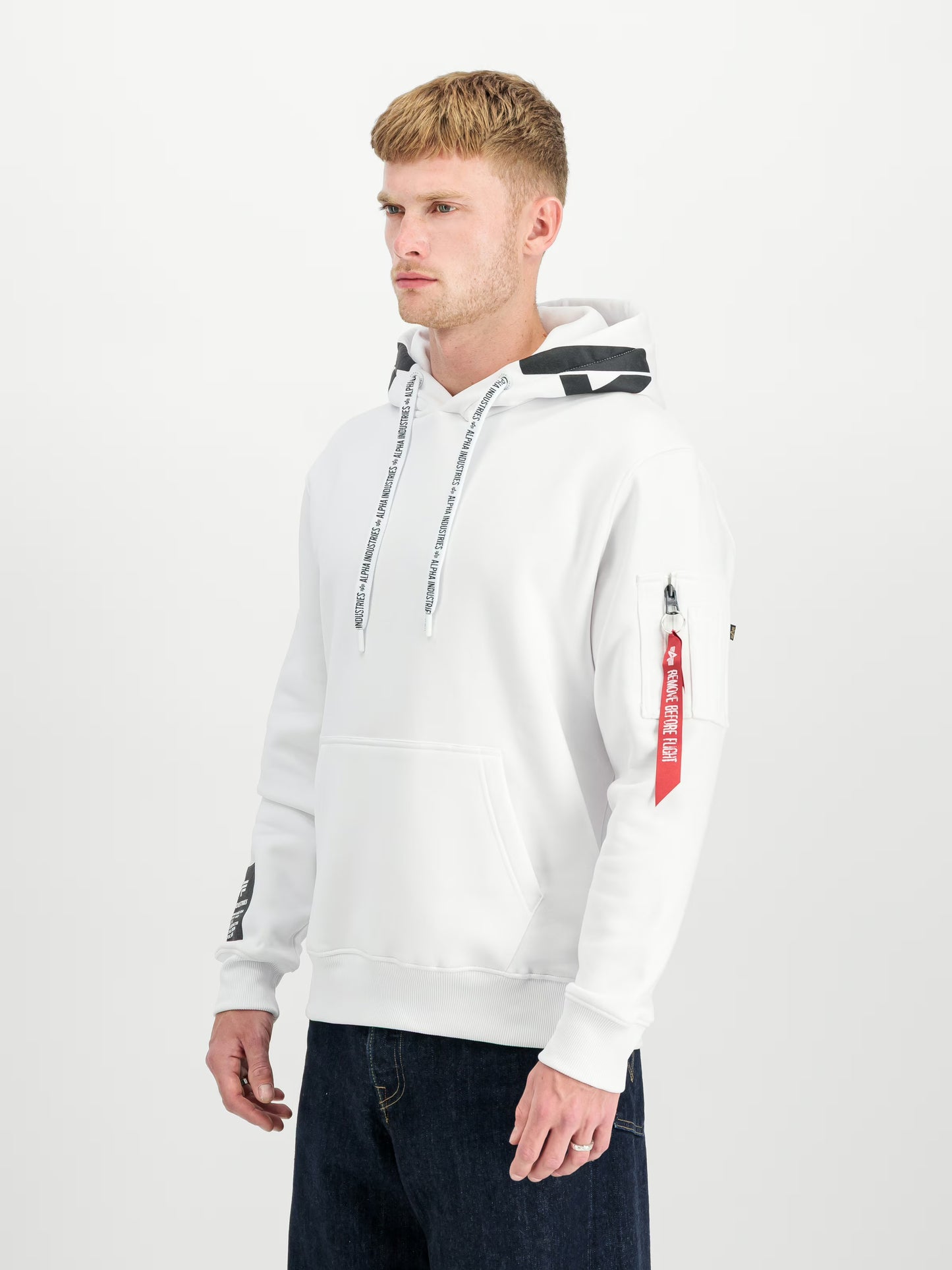 Streetwear Look mit Alpha Industries Alpha Hoodie kombiniert mit Jeans
