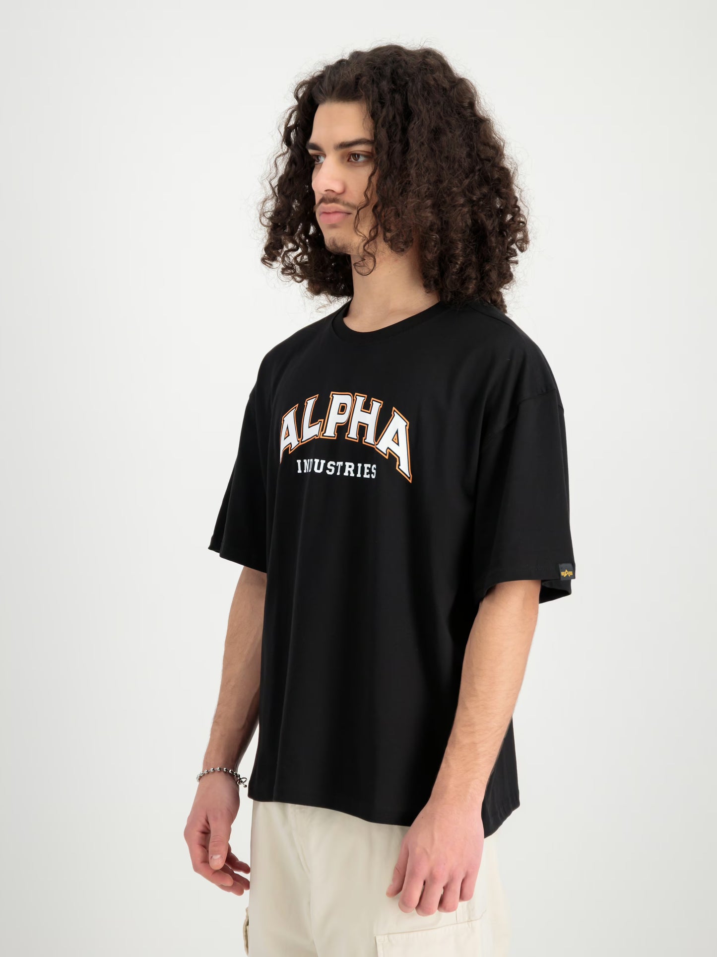 Streetstyle Outfit mit Alpha Industries College T-Shirt – Loose Fit black