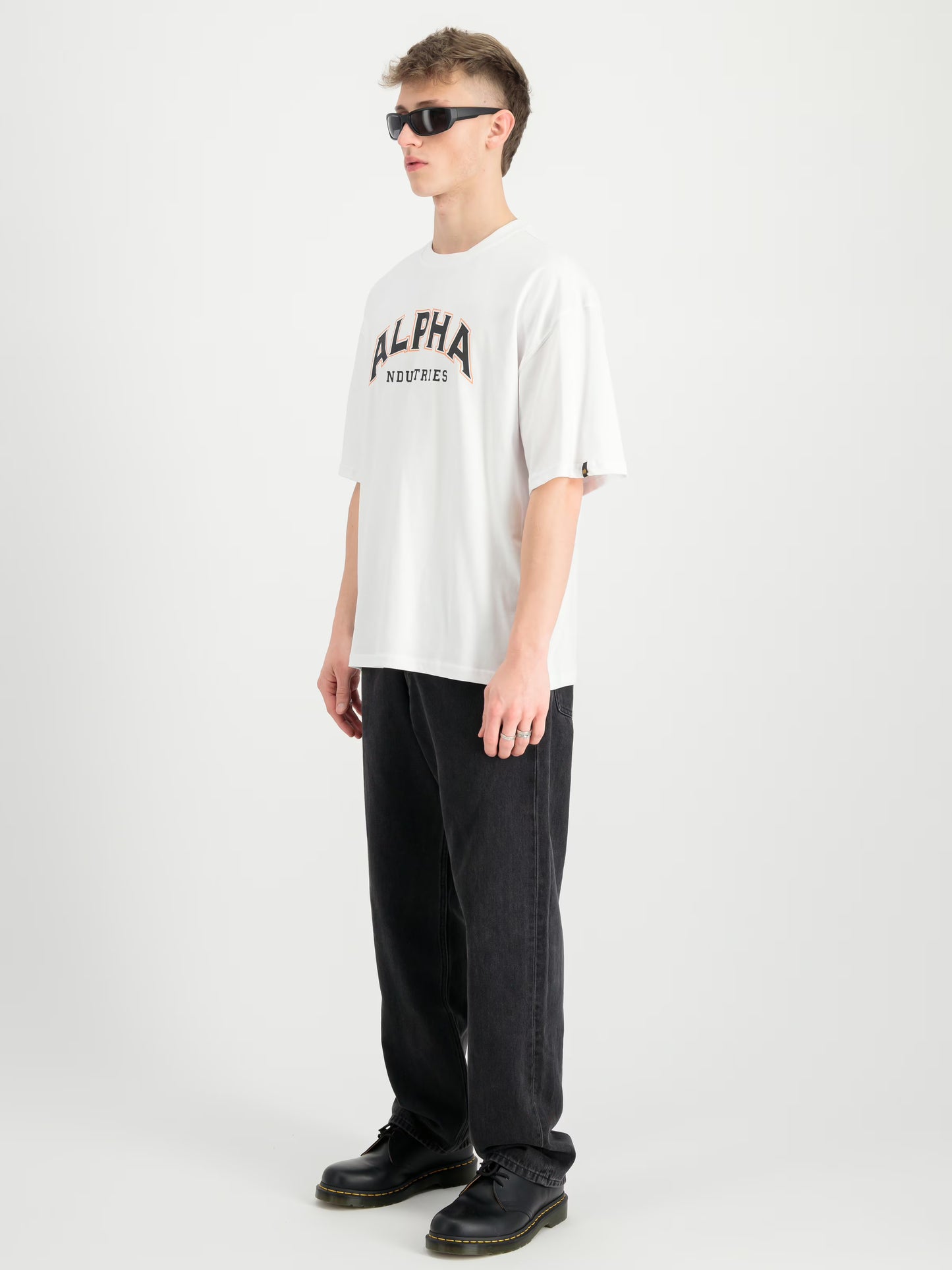 Streetstyle Outfit mit Alpha Industries College T-Shirt – Loose Fit white