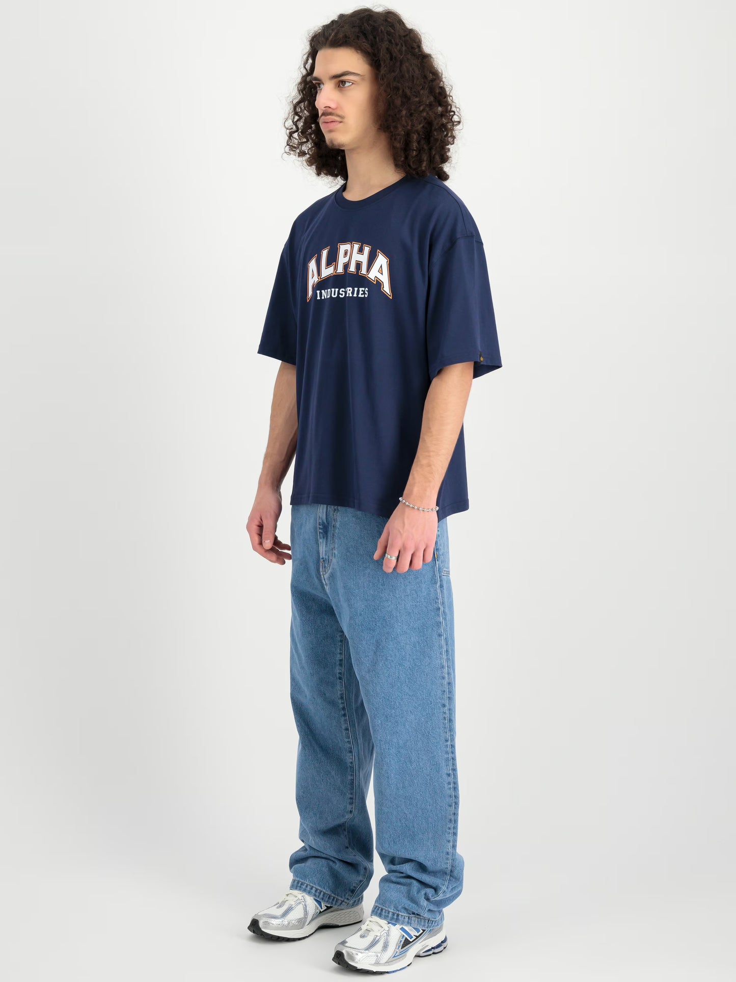 Streetstyle Outfit mit Alpha Industries College T-Shirt – Loose Fit navy blau