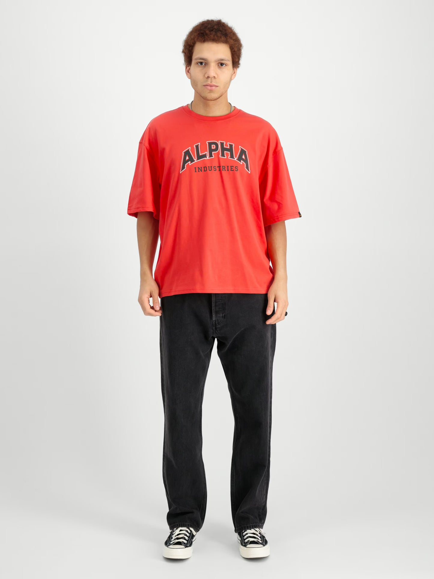 Streetstyle Outfit mit Alpha Industries College T-Shirt – Loose Fit rot