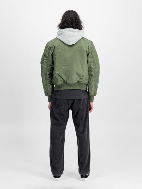 Alpha Industries MA-1 D-Tec Bomberjacke Rückansicht – Slim Fit Herrenjacke in Sage Green, erhältlich bei bluepalm.ch Schweiz