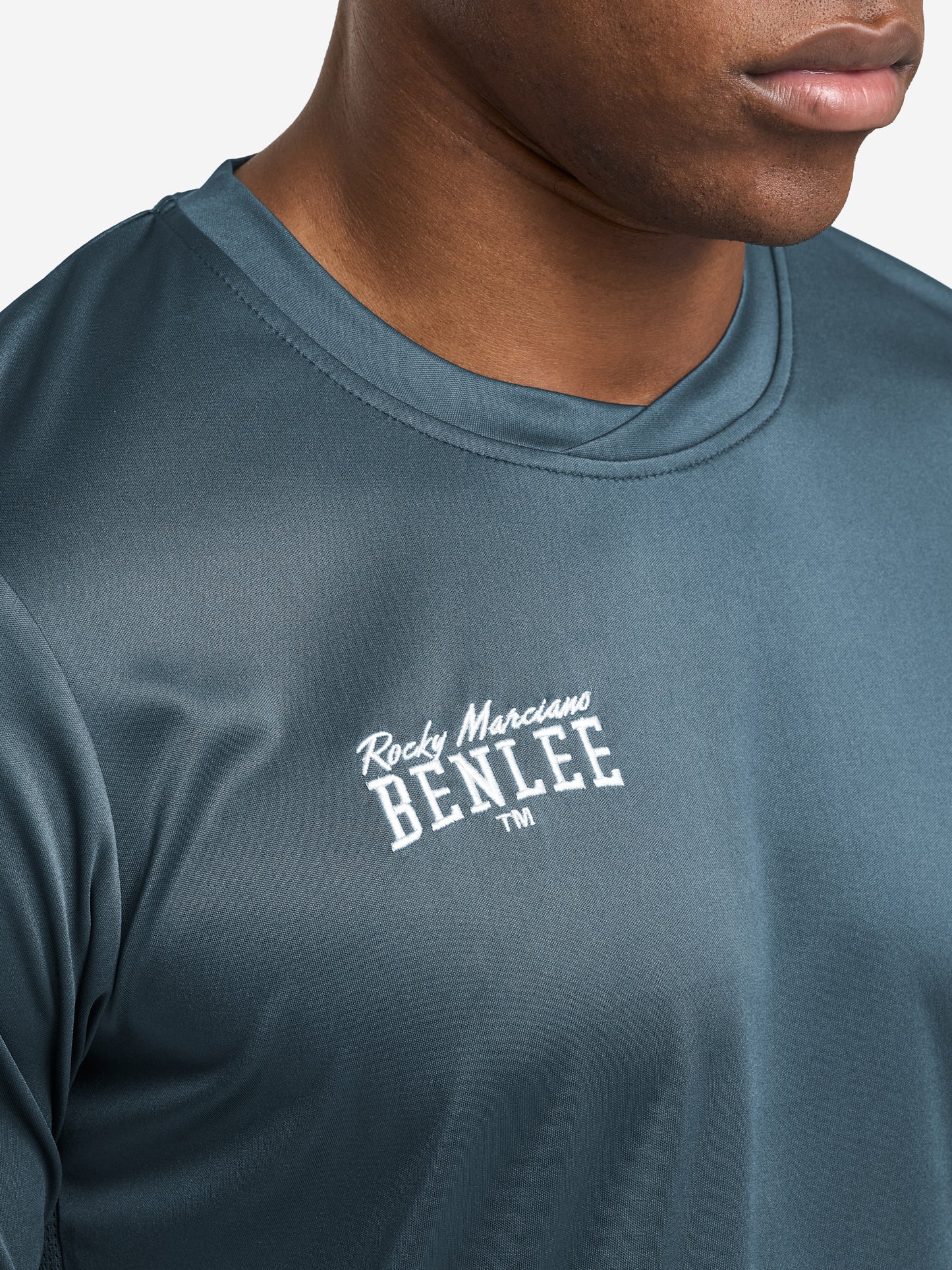 Dunkelblaues BENLEE Herren-Funktionsshirt in schmaler Passform, mit seitlichen Mesh-Einsätzen und gesticktem Brustlogo.