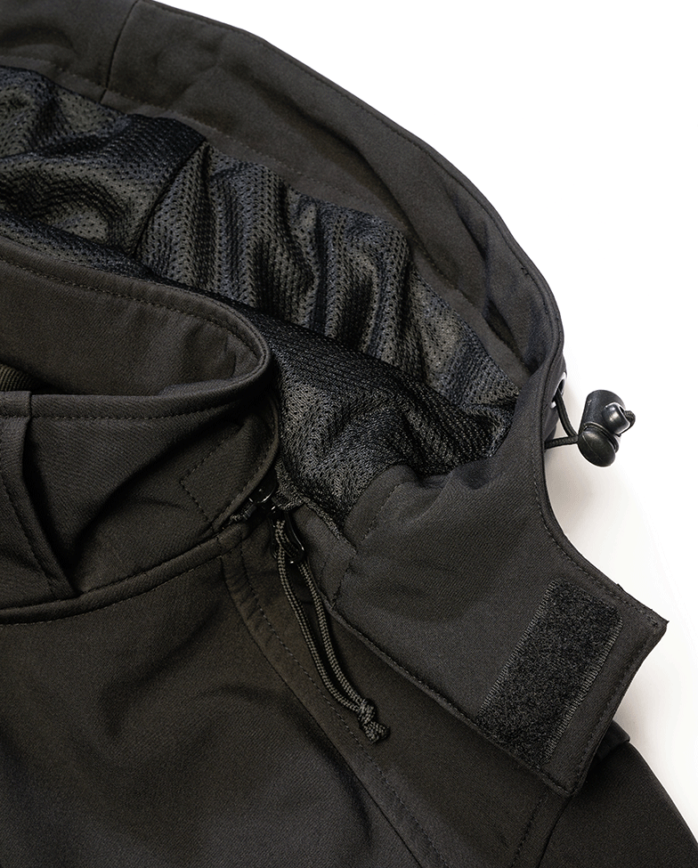Schwarze Brandit Softshelljacke mit wasserdichten Reissverschlüssen und reflektierenden Details.
