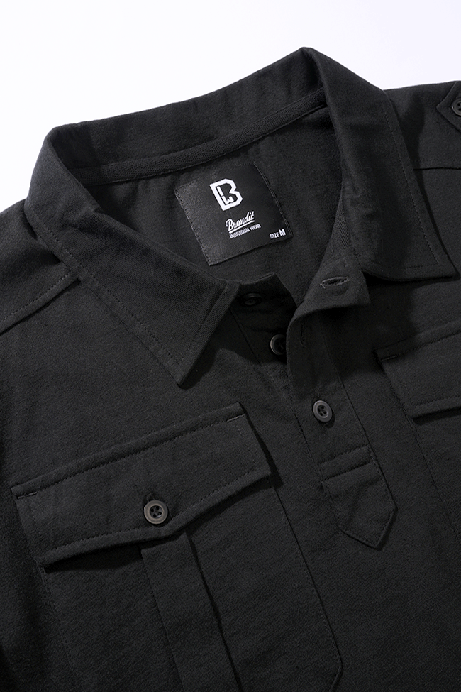 Schwarzes Brandit Kurzarm-Poloshirt aus weicher Baumwolle mit klassischem Schnitt, Polokragen und zwei Brusttaschen.
