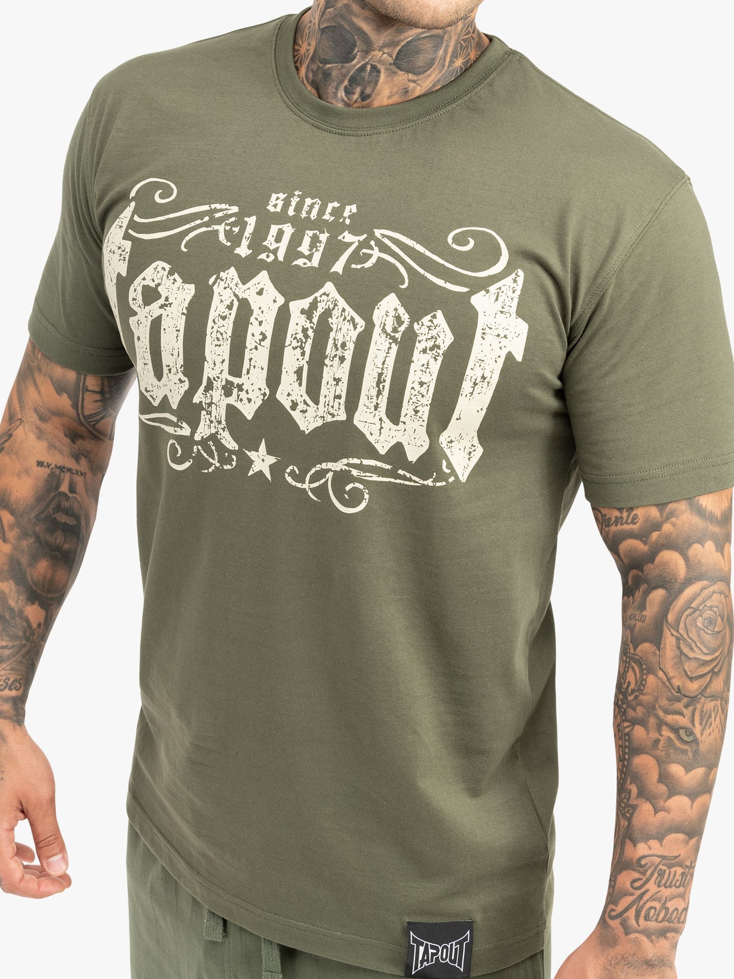 Tapout Herren T-Shirt Oliv in normaler Passform mit grossem Logo-Print vorne und kleinem Logo am Rücken