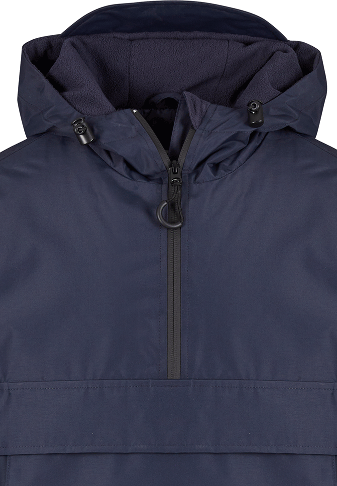 Brandit Windbreaker in Navy mit Kapuze und Regenschutz, hohem Kragen, seitlichem Reissverschluss, Fleecefutter und großer Fronttasche.