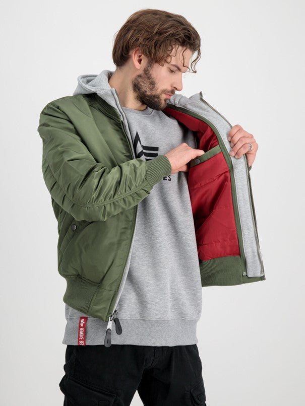 Alpha Industries MA-1 D-Tec Bomberjacke – Slim Fit Herrenjacke mit Utility Pocket & Klett-Patch, Sage Green, bluepalm.ch Schweiz