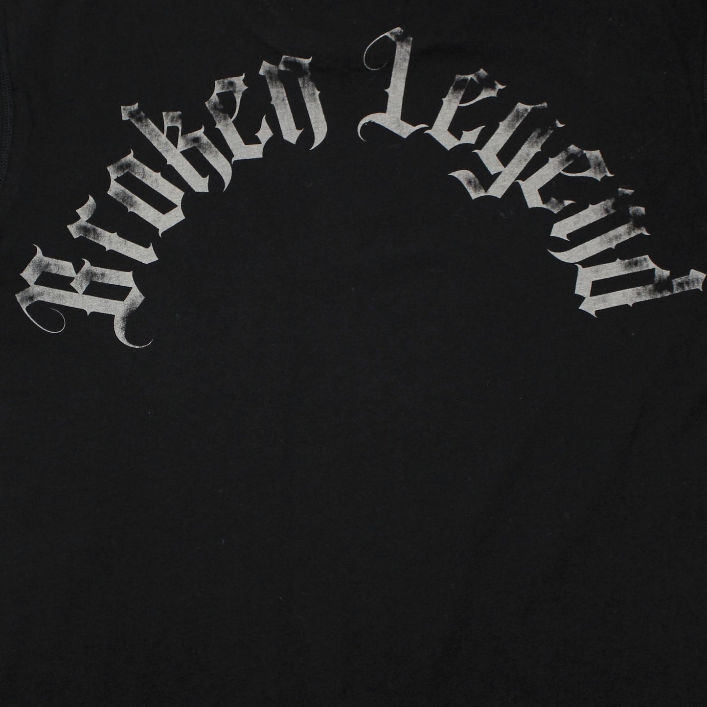 Nahaufnahme des Broken Legend Skull-Motivs auf schwarzer Pima-Baumwolle – hochwertiger Print.