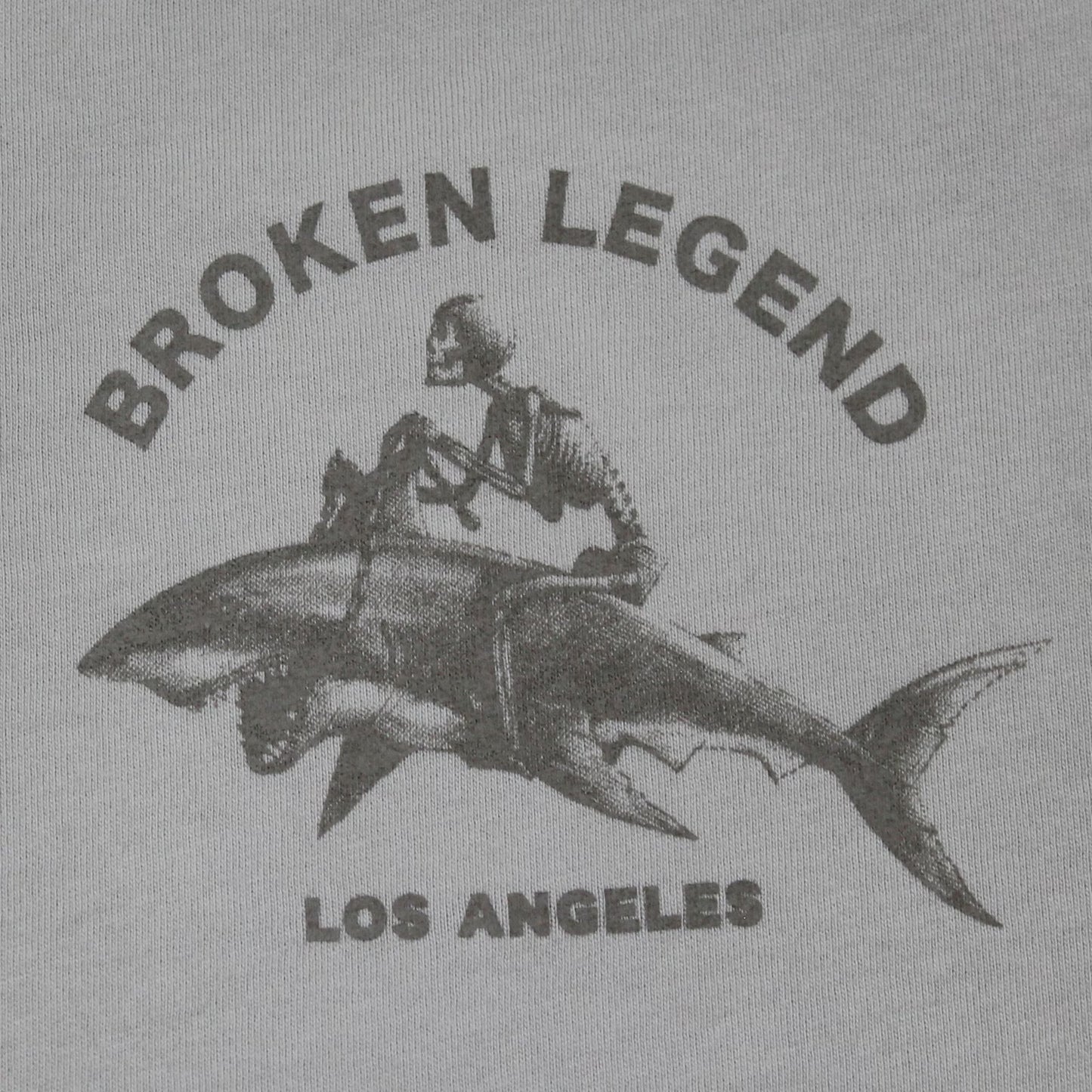 Graues Broken Legend T-Shirt mit kleinem Brustprint und Hai-Rückenprint
