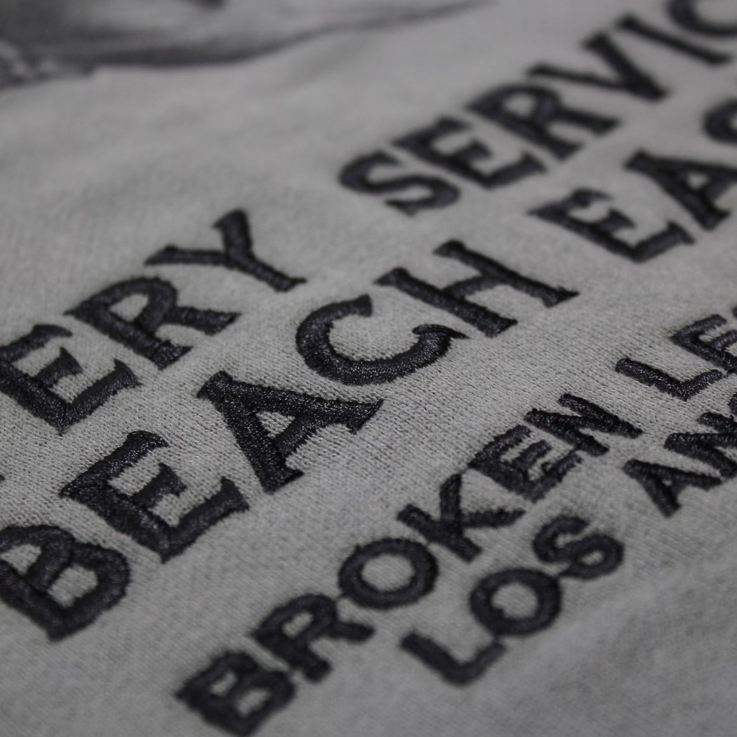 Broken Legend Special Sweatjacke grauoliv mit Hai-Print und Kapuze