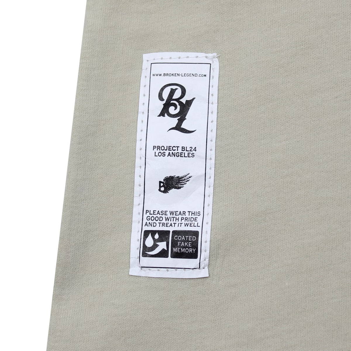 Detailansicht: Weisses Webetikett am Bund des Broken Legend T-Shirts