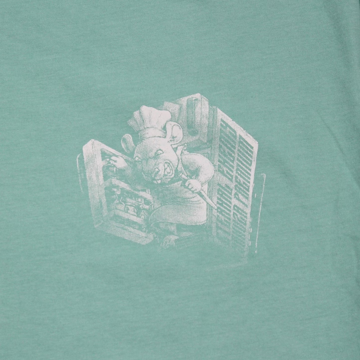 Nahaufnahme vom kleinen Ratten-Logo auf der Brust des mintgrünen Yakuza Premium T-Shirts.
