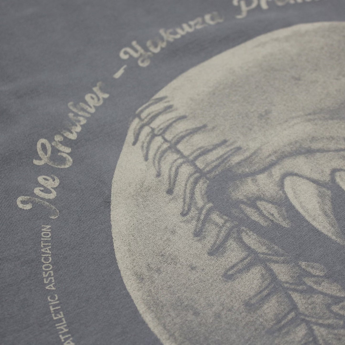 Nahaufnahme vom hochwertigen Print auf dem grauen Yakuza Premium T-Shirt