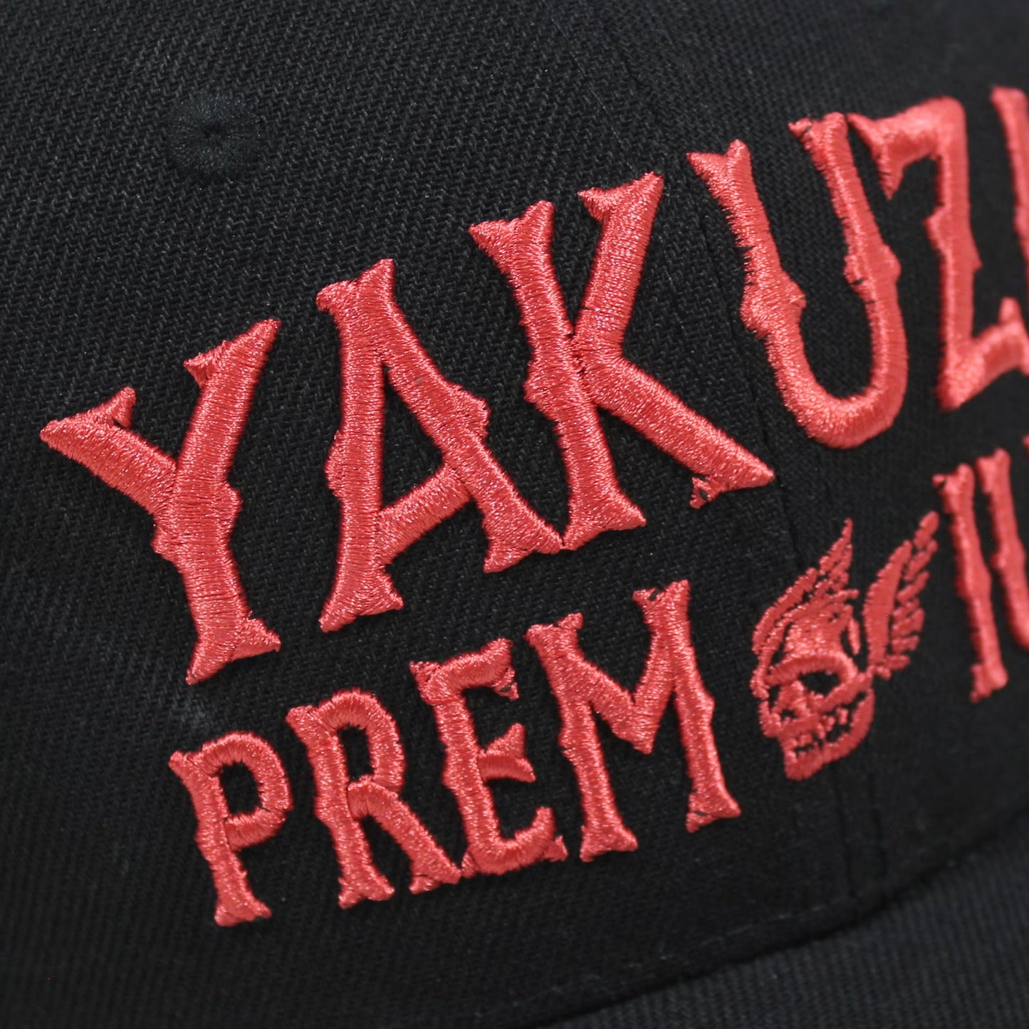 Yakuza Premium Base Cap – Snapback stylisches, schwarzes Cap mit hochwertigem Stick-Design. Perfekt für trendbewusste Streetwear-Fans. Robuste Verarbeitung und unverwechselbares Yakuza-Logo für den ultimativen Look. Ideal für jedes Casual-Outfit Snapback