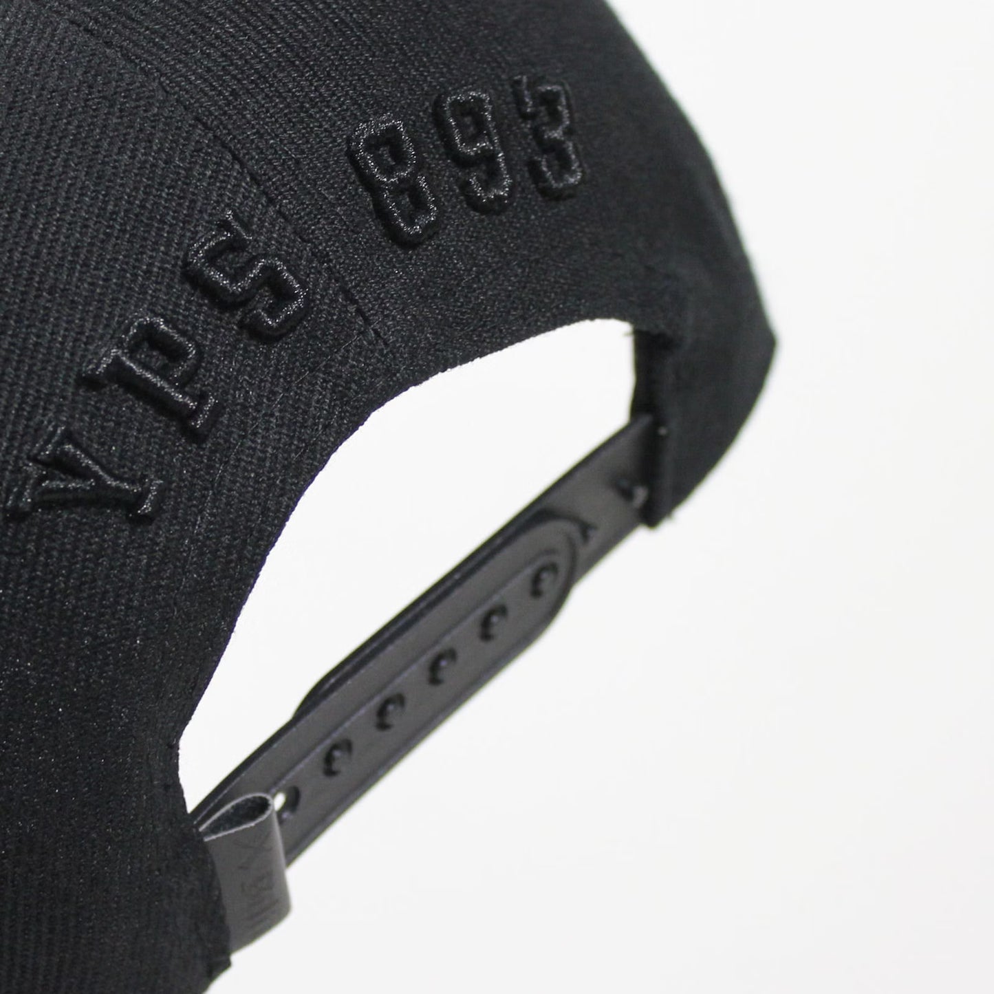 Yakuza Premium Base Cap – Snapback stylisches, schwarzes Cap mit hochwertigem Stick-Design. Perfekt für trendbewusste Streetwear-Fans. Robuste Verarbeitung und unverwechselbares Yakuza-Logo für den ultimativen Look. Ideal für jedes Casual-Outfit Snapback