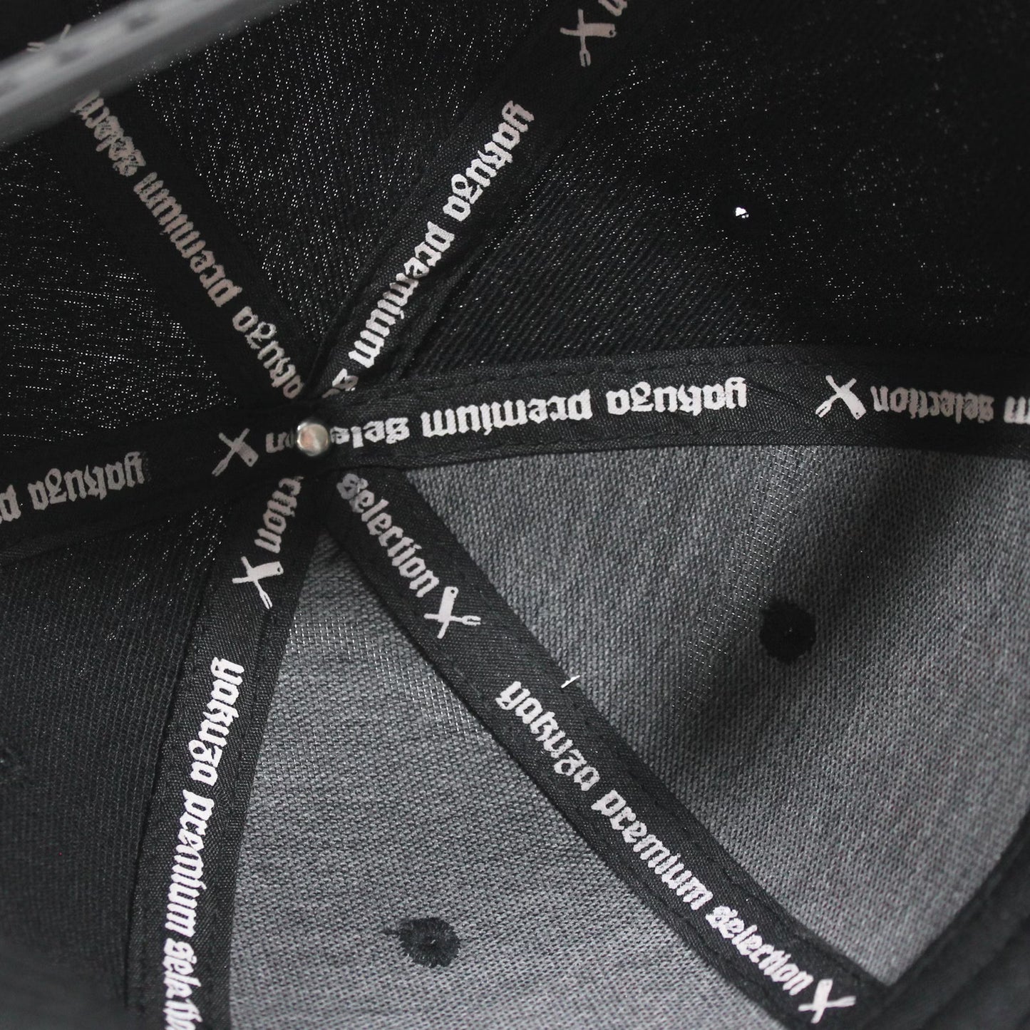 Yakuza Premium Base Cap – Snapback stylisches, schwarzes Cap mit hochwertigem Stick-Design. Perfekt für trendbewusste Streetwear-Fans. Robuste Verarbeitung und unverwechselbares Yakuza-Logo für den ultimativen Look. Ideal für jedes Casual-Outfit Snapback