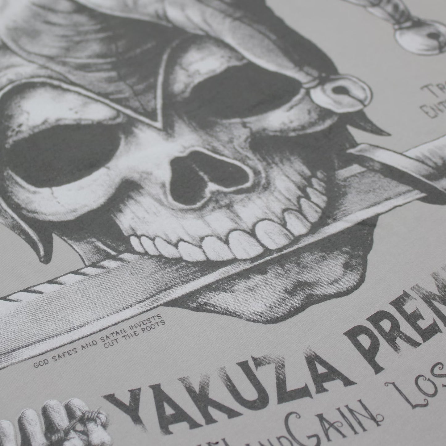 Yakuza Premium T-Shirt in Hellgrau mit Harlekin-Print auf dem Rücken und Brustdruck