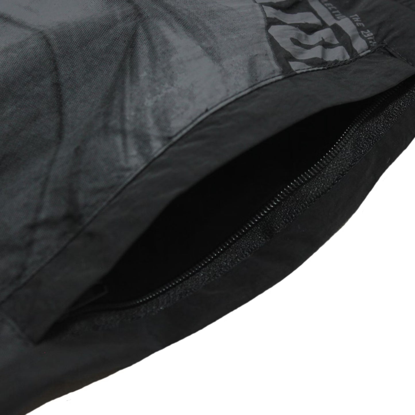 Seitliche, verschließbare Reissverschlusstasche der schwarzen Yakuza Premium Badeshorts.