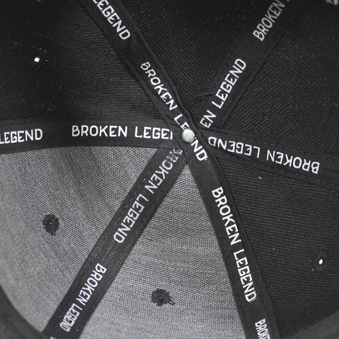 Innenansicht der schwarzen Broken Legend Cap mit Marken-Labels und verstärkter Front.
