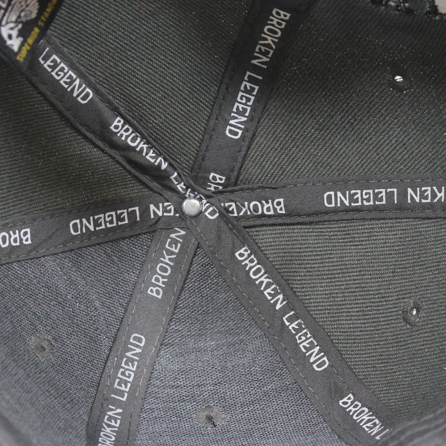 nnenansicht der dunkelgrauen Broken Legend Snapback mit Branding-Details.