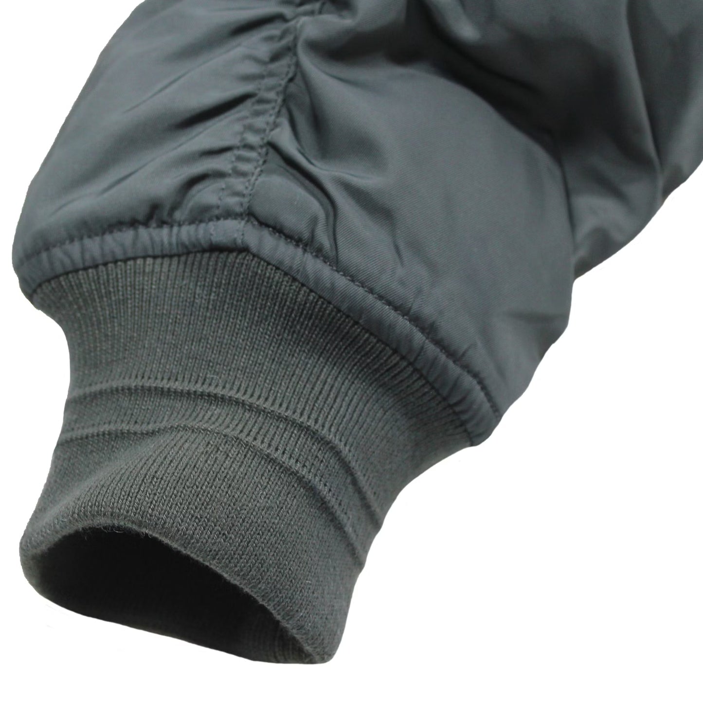 Limitierte Yakuza Premium Bomberjacke 3965 in dunkelolive mit Teddykragen & Stickereien. Stylisch, warm & voller markanter Details.