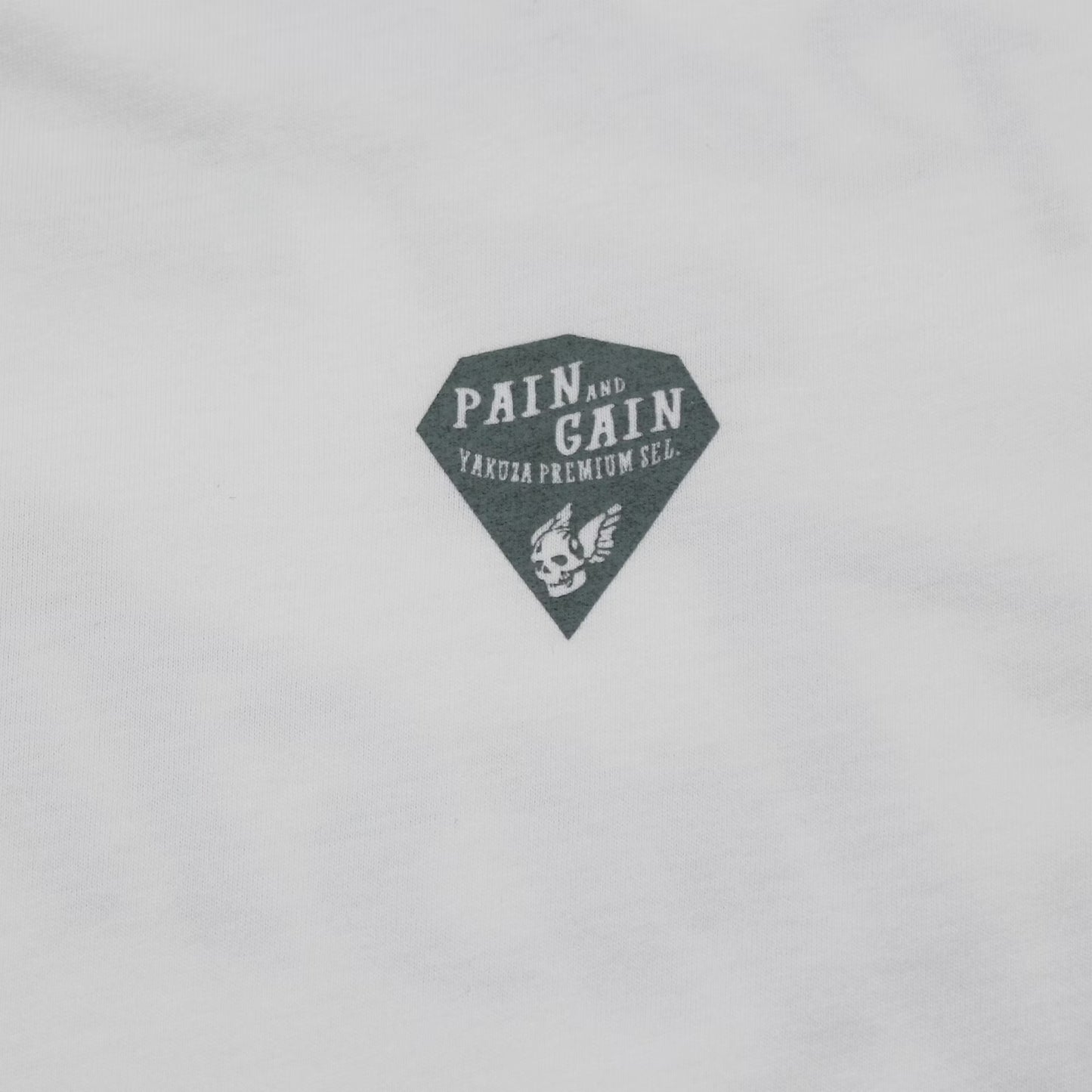 Yakuza Premium 3911 T-Shirt in natur weiss mit grossem, detailreichem Rückenprint und kleinem Frontprint auf der linken Brust.