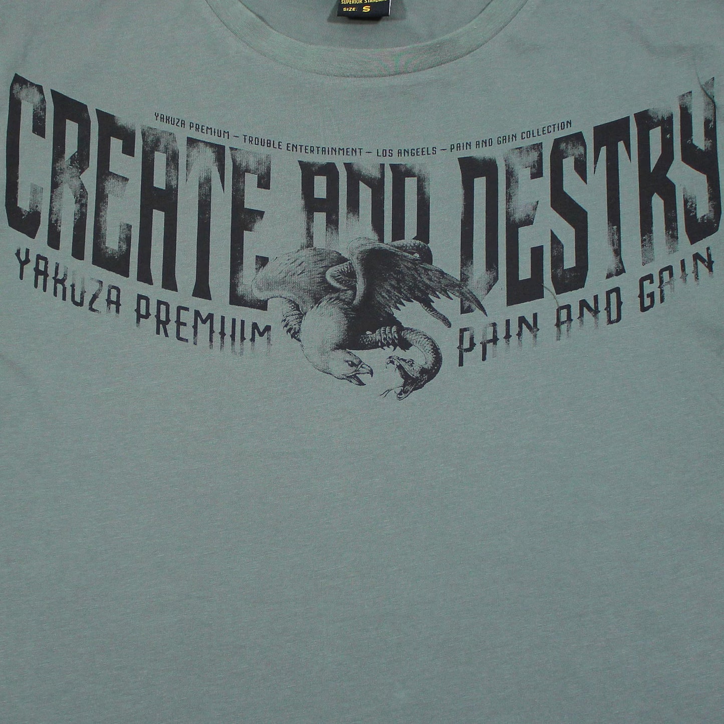 Yakuza Premium 3905 T-Shirt in grau olive mit grossem, detailreichem Rückenprint und kleinem Frontprint.