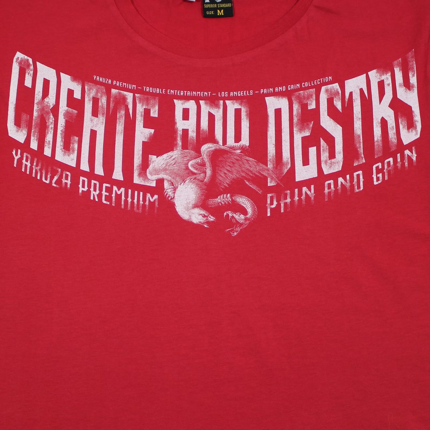 Yakuza Premium 3905 T-Shirt in rot mit grossem, detailreichem Rückenprint und kleinem Frontprint.