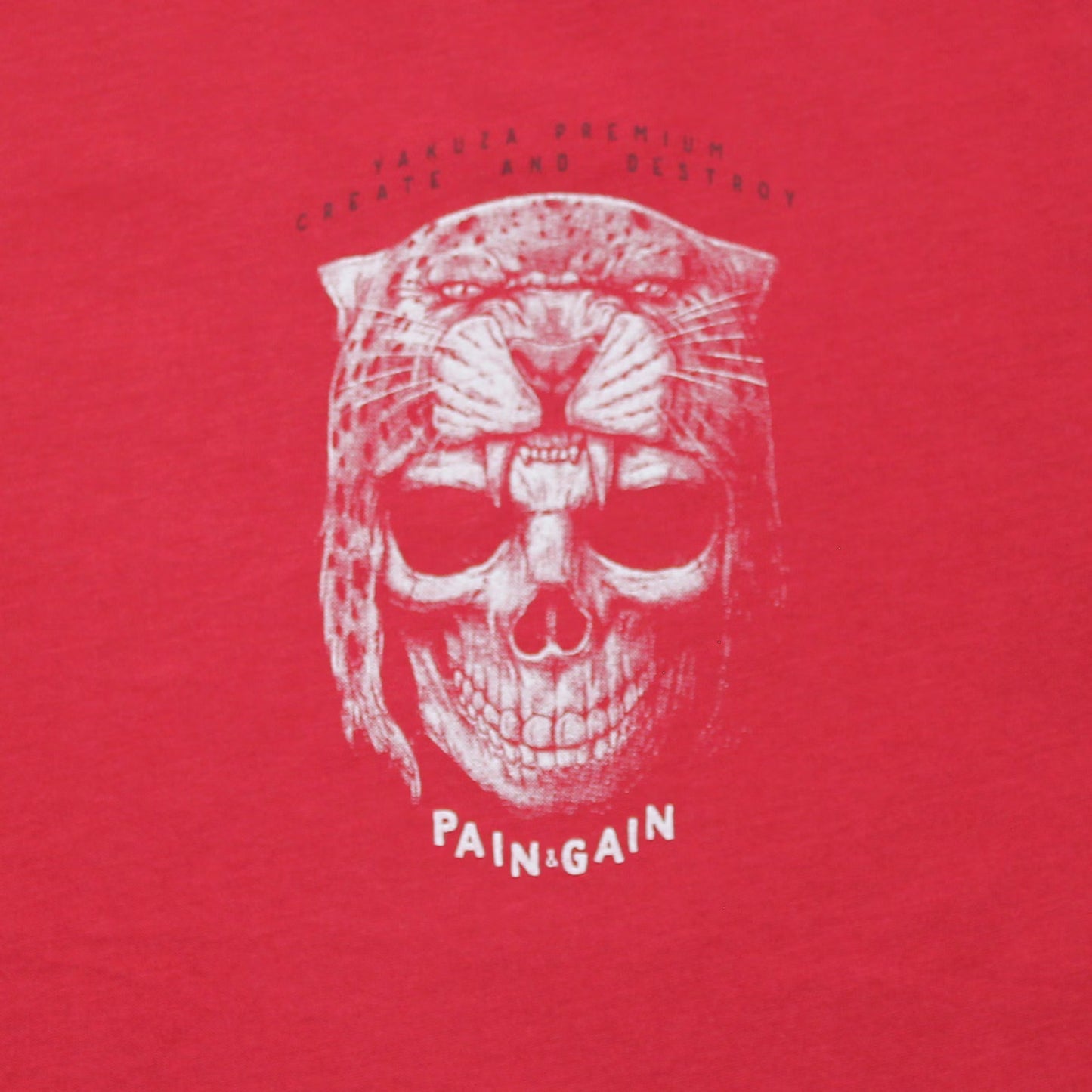 Yakuza Premium T-Shirt 3903 in rot mit grossem, detailreichem Rückenprint und kleinem Logo auf der linken Brust.
