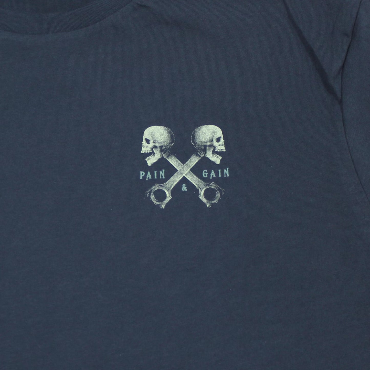 Körperbetontes Yakuza Premium T-Shirt dunkelblau mit Totenkopf-Brustprint.