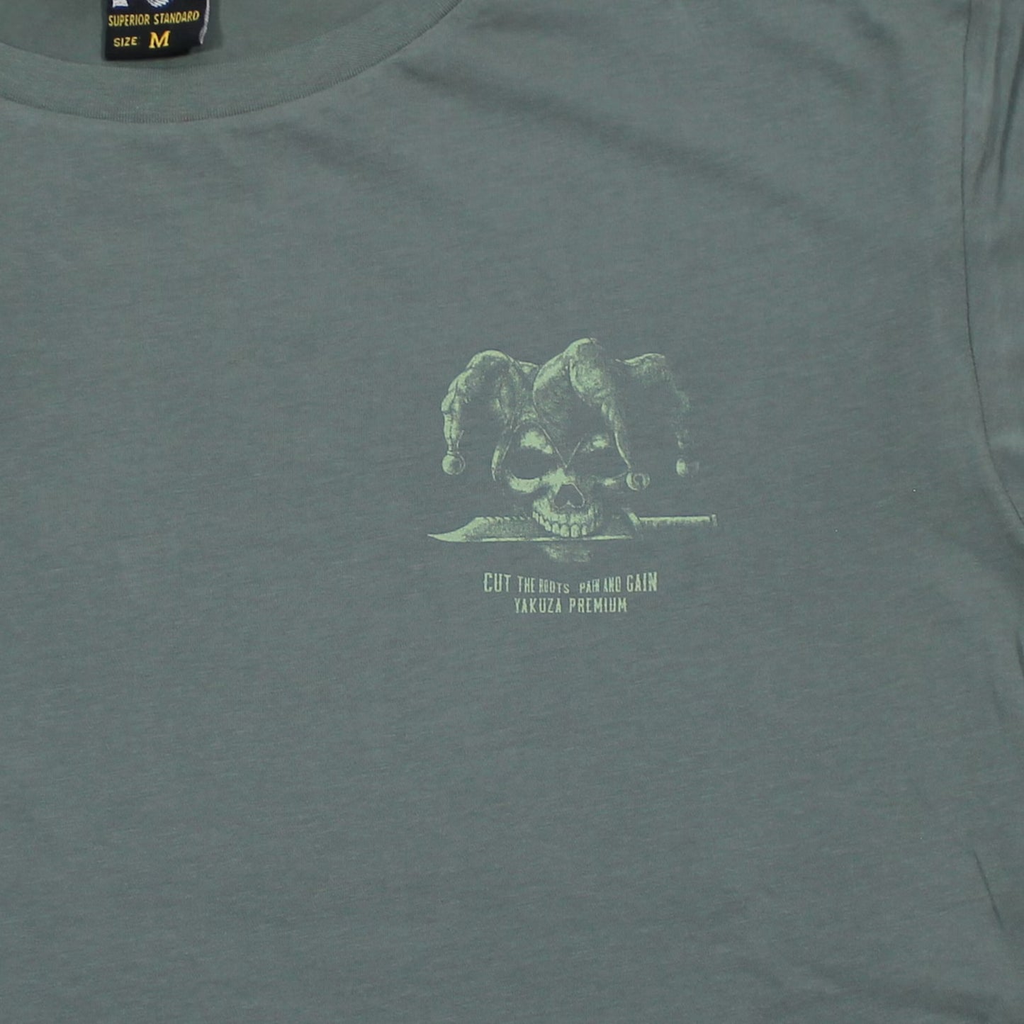 Yakuza Premium 3916 T-Shirt aus 100 % Baumwolle mit kleinem Brustprint vorn und grossem Rückenprint.